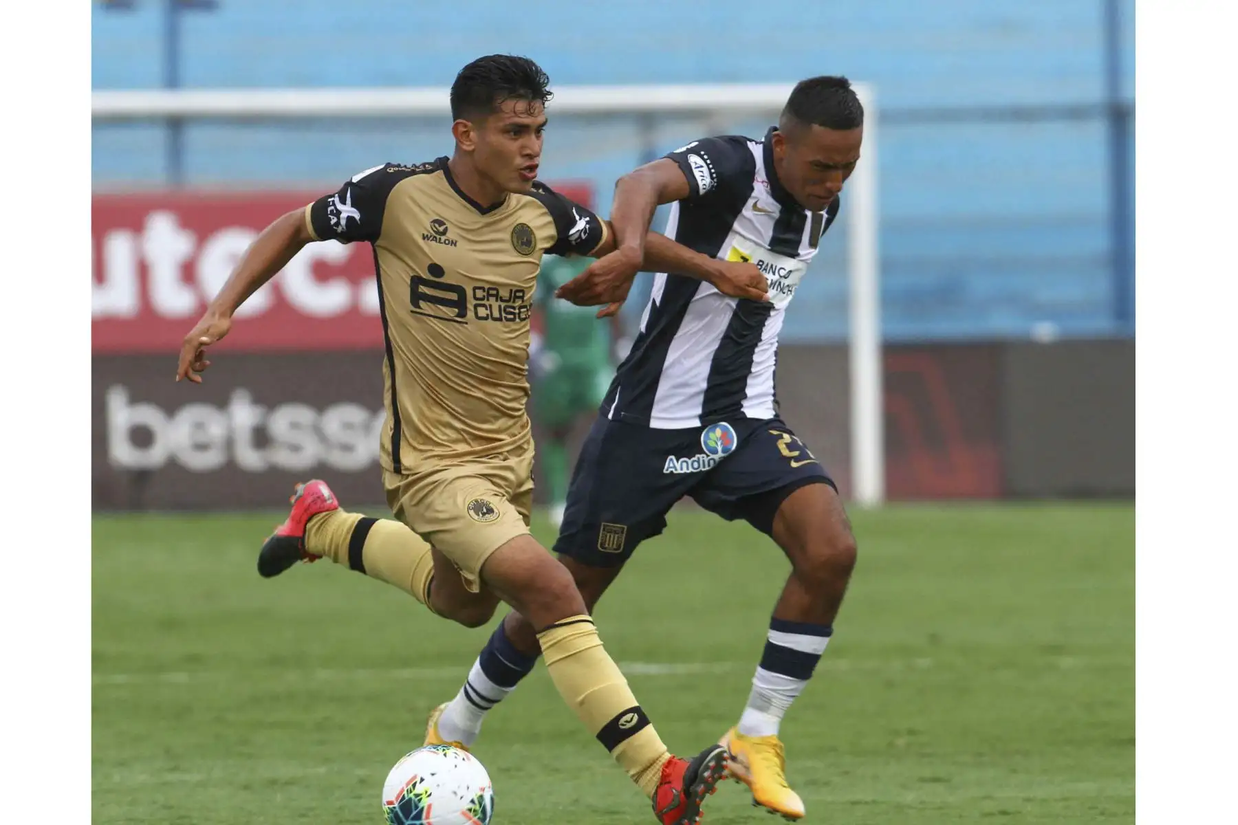 Alianza Lima choca ante Cusco FC durante partido por la Liga 1, en el estadio Alberto Gallardo. Foto: Liga 1