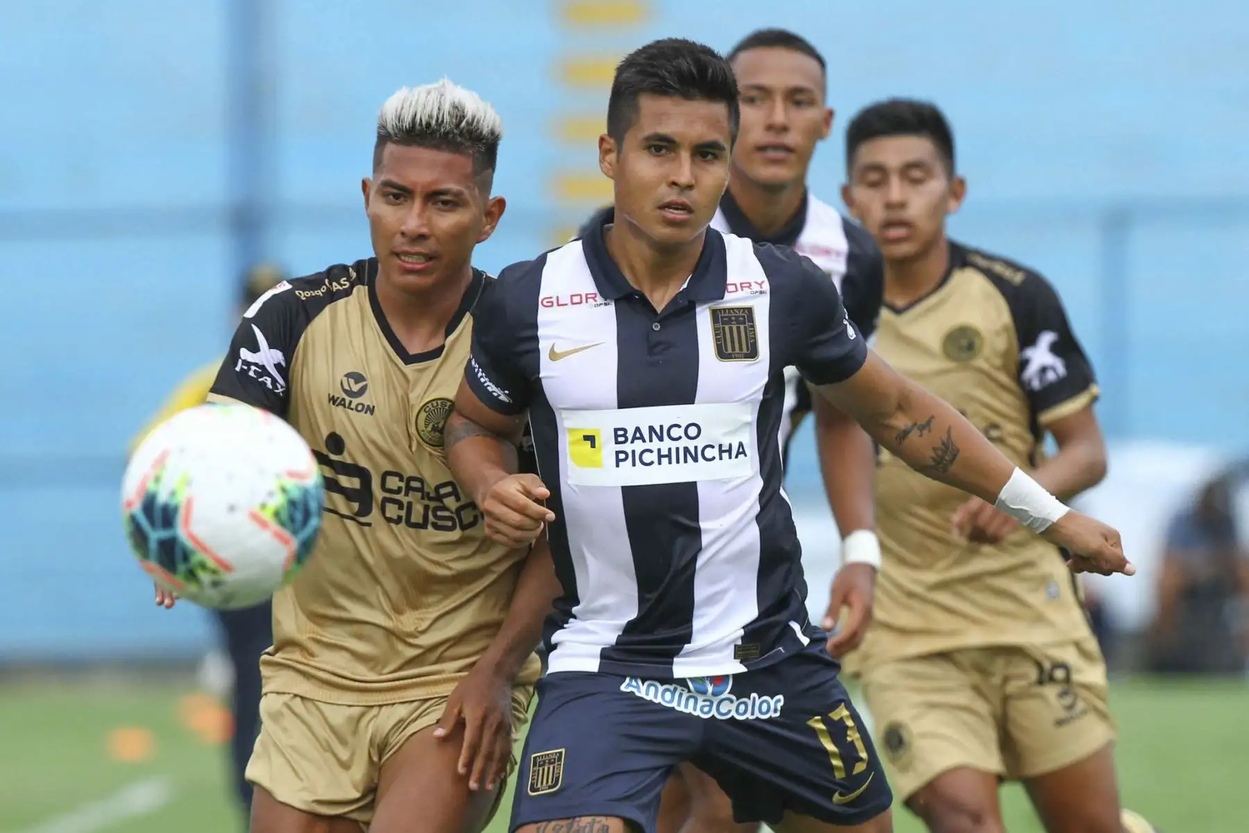 R. Lagos de Alianza Lima se enfrenta ante la marca de Cusco FC durante partido por la Liga 1, en el estadio Alberto Gallardo. Foto: Liga 1