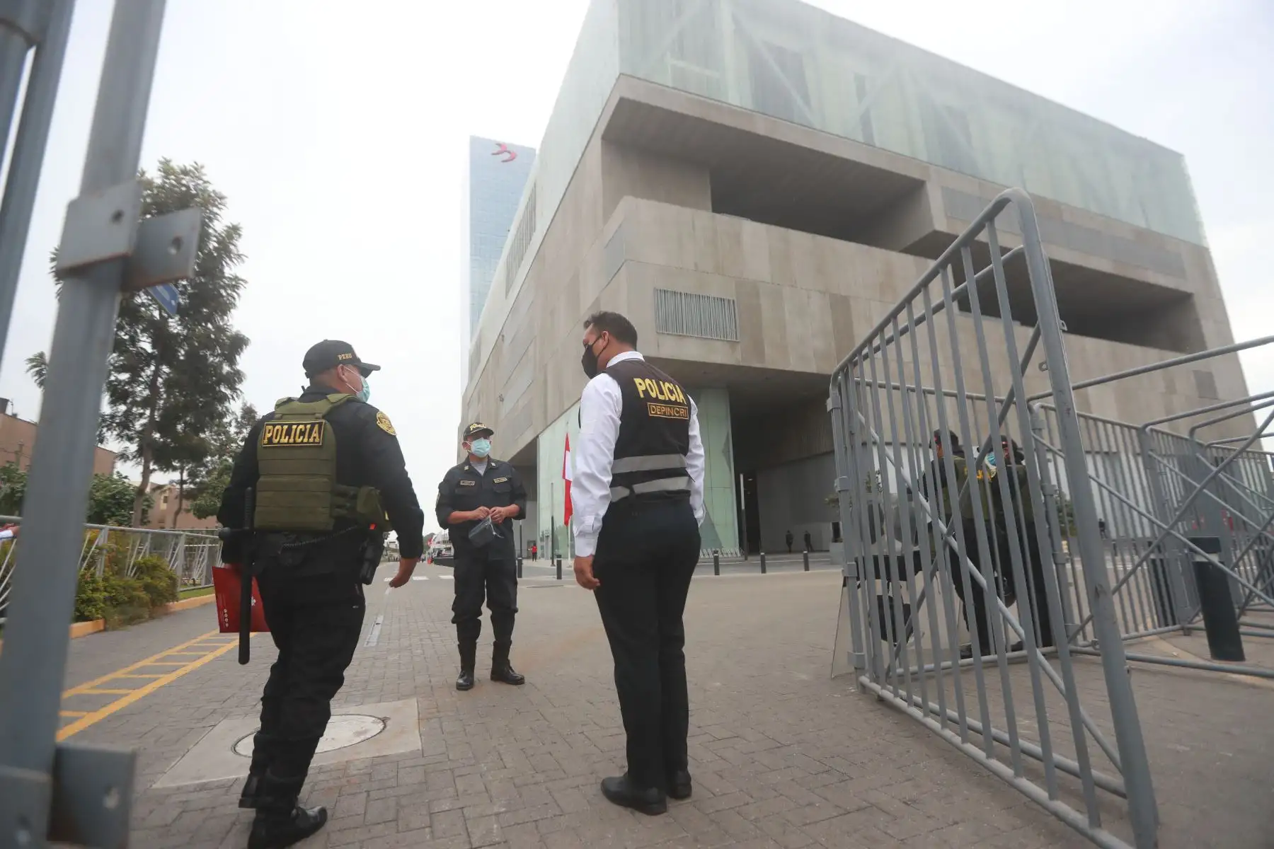 Exteriores del Centro de Convenciones de Lima, donde se realizará el debate de los candidatos presidenciales, organizado por el Jurado Nacional de Elecciones. 
Foto: ANDINA/Carla Patiño Ramírez