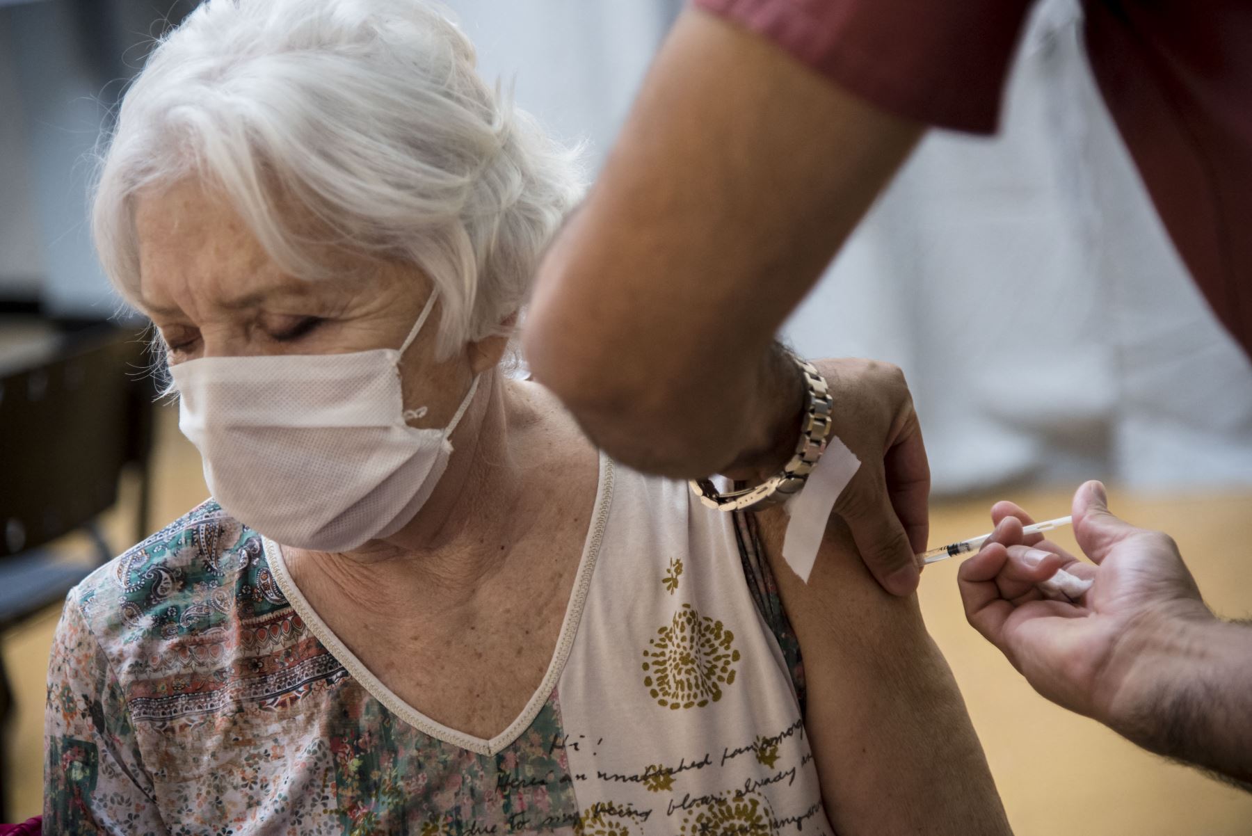 El plan de vacunación prioriza al personal sanitario, docentes, estratégicos del Estado y adultos por rango de edad. Foto: AFP