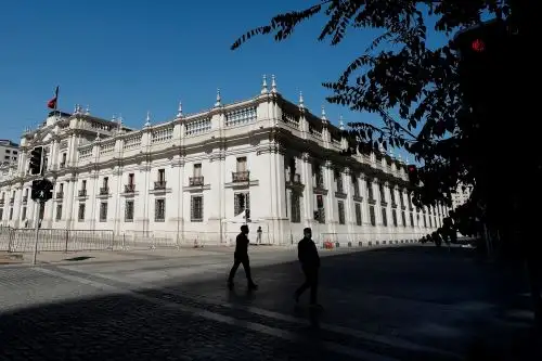 Aplazamiento de elecciones constituyentes en Chile avanza en el Congreso . EFE