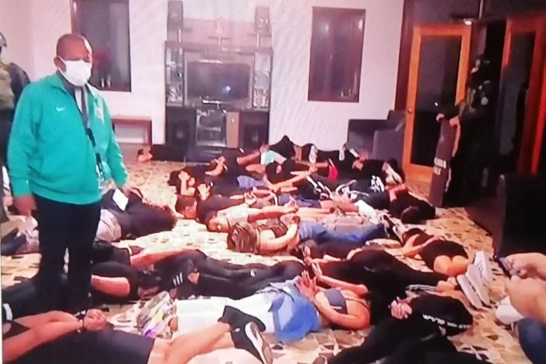 Chaclacayo: intervienen a 61 personas que participaban en fiesta durante toque de queda. Foto: CAPTURA TV