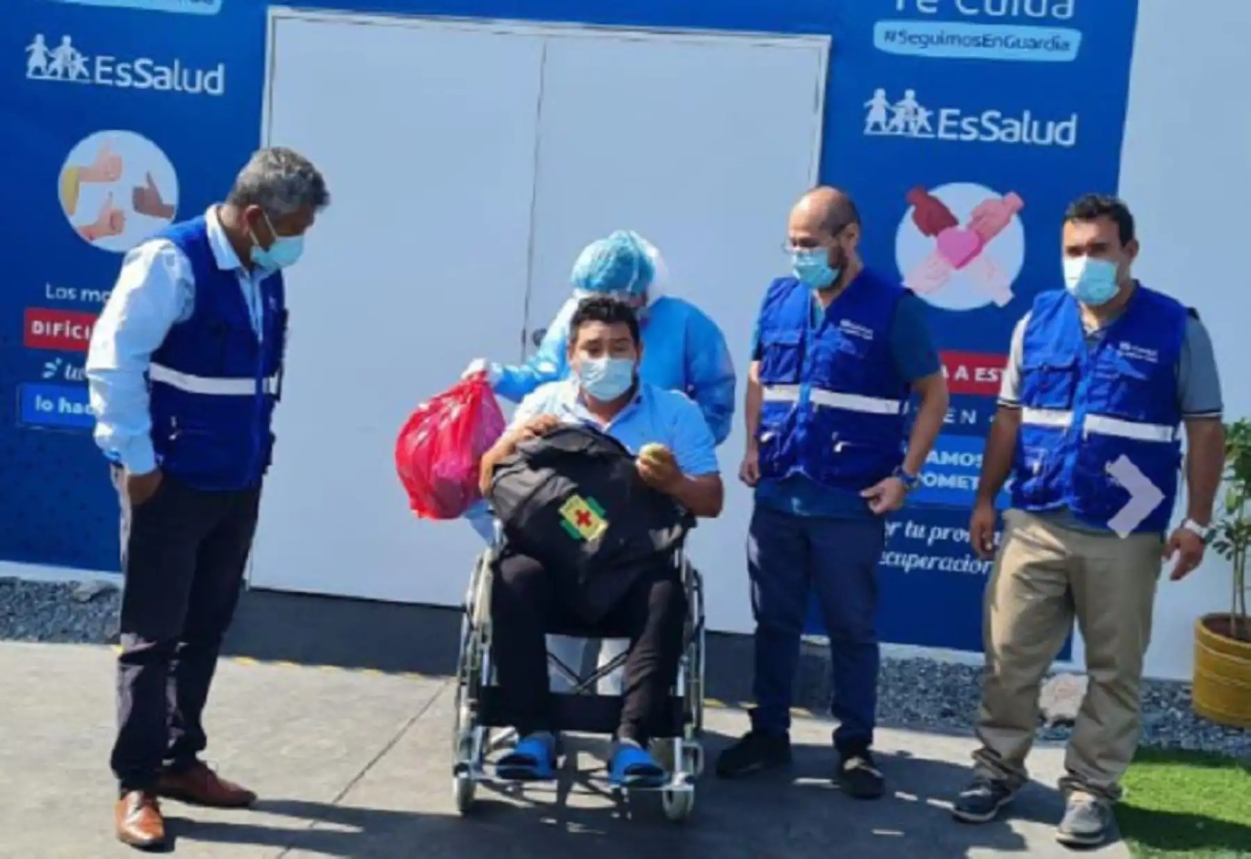 La Red Asistencial Áncash de EsSalud informó que un paciente de 30 años de edad logró vencer al covid-19 en la Villa EsSalud Nuevo Chimbote, centro temporal inaugurado el 25 de marzo. Dicho paciente ya se encuentra en su hogar en compañía de sus familiares. Foto: EsSalud.