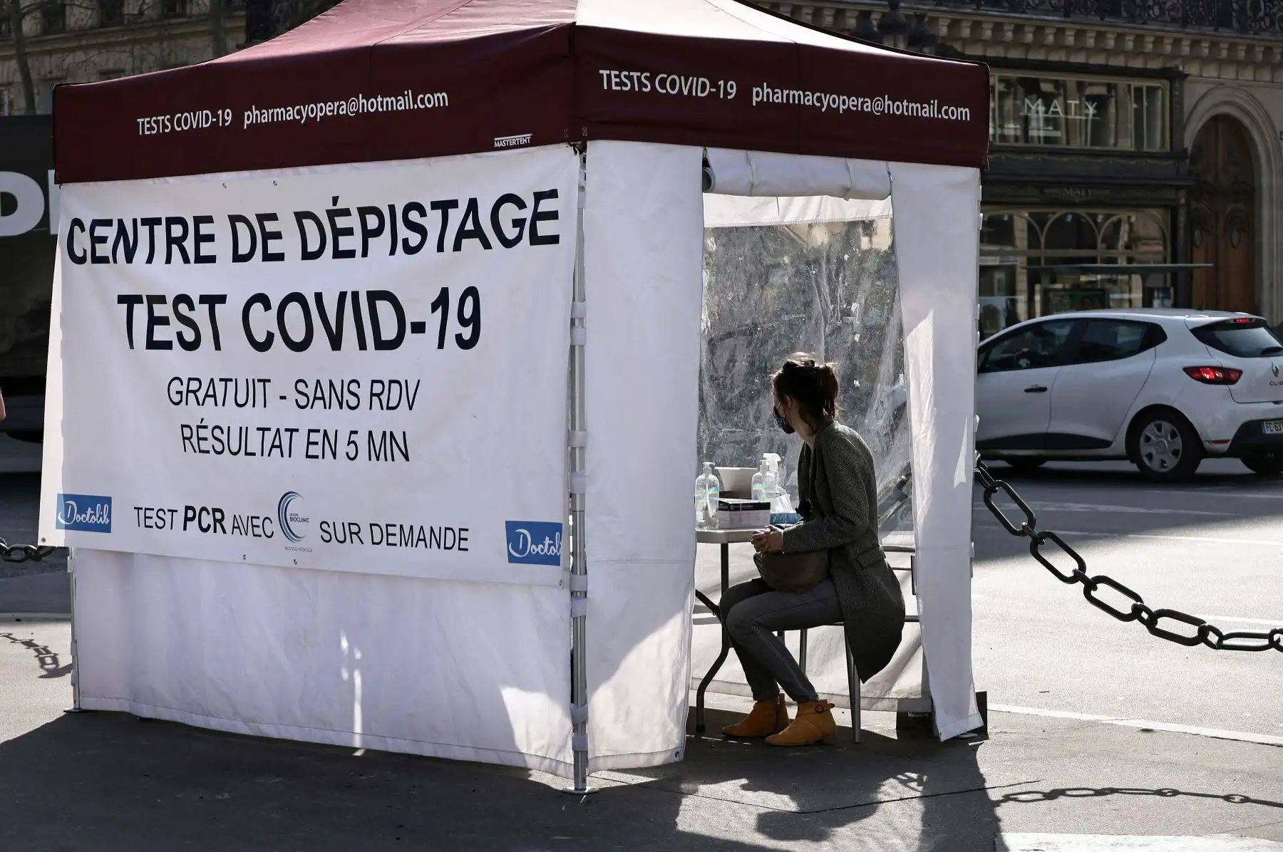 Un paciente espera para someterse a una prueba de antígeno covid-19, bajo una carpa en la plaza de la Ópera de París, el 31 de marzo de 2021. Foto: AFP