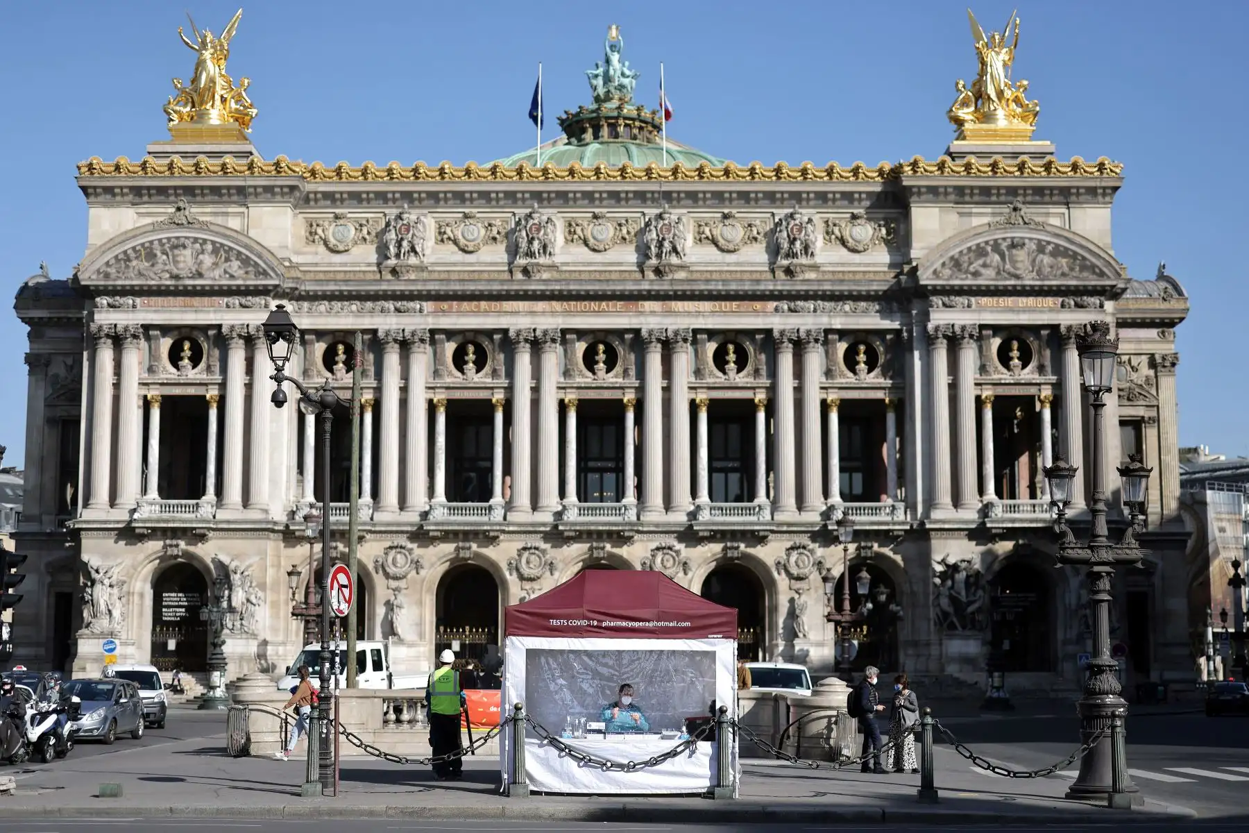 Un trabajador de la salud prepara una prueba de antígeno covid-19 antes de analizar a un paciente, bajo una carpa en la plaza de la Ópera de París, el 31 de marzo de 2021. Foto: AFP