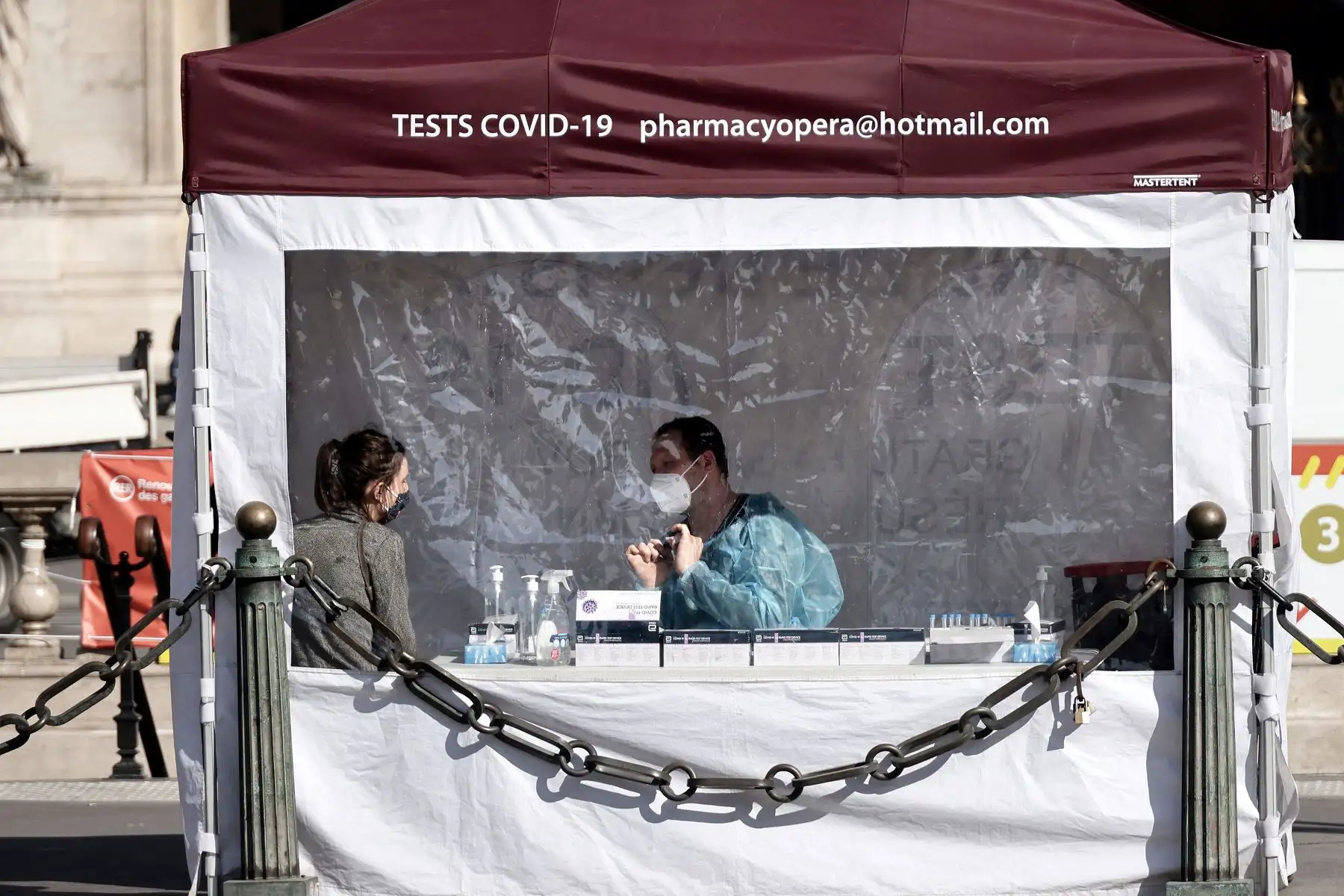 Un trabajador de la salud prepara una prueba de antígeno antes de analizar a un paciente, bajo una carpa en la plaza de la Ópera de París, el 31 de marzo de 2021. Foto: AFP