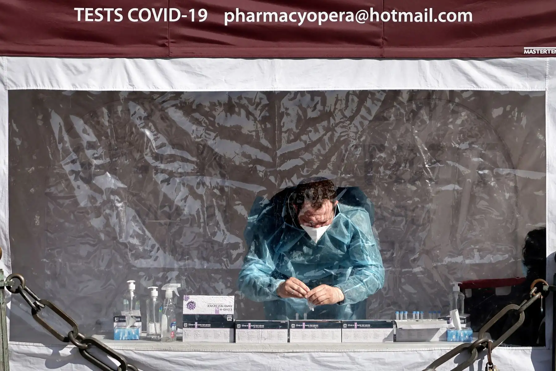 Un trabajador de la salud prepara una prueba de antígeno covid-19 antes de analizar a un paciente, bajo una carpa en la plaza de la Ópera de París, el 31 de marzo de 2021. Foto: AFP