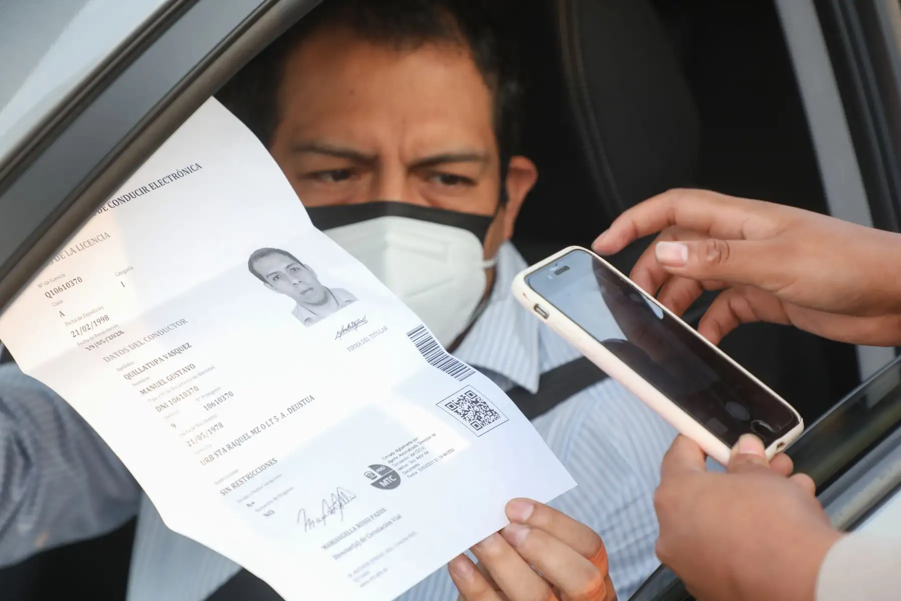El ministro de Transportes y Comunicaciones, Eduardo González, participó en un operativo policial de control del uso de la licencia de conducir tanto física como electrónica. También recordó que el servicio de transporte interprovincial de pasajeros terrestre y aéreo se suspende del 1 al 3 de abril. Foto: MTC