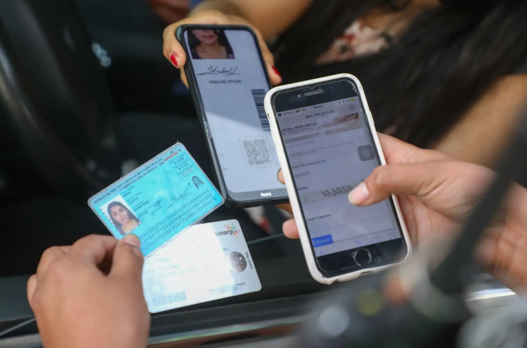 El ministro de Transportes y Comunicaciones, Eduardo González, participó en un operativo policial de control del uso de la licencia de conducir tanto física como electrónica. También recordó que el servicio de transporte interprovincial de pasajeros terrestre y aéreo se suspende del 1 al 3 de abril. Foto: MTC