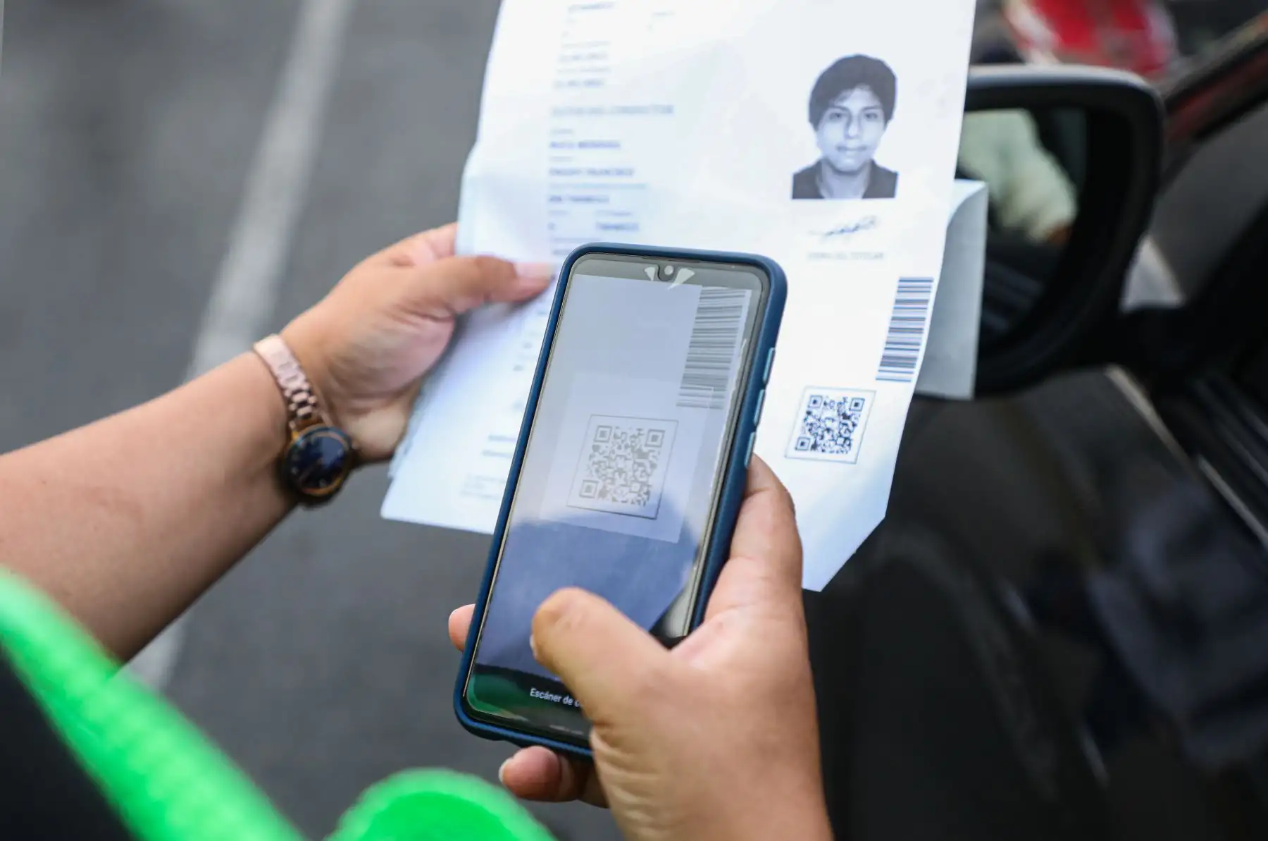 El ministro de Transportes y Comunicaciones, Eduardo González, participó en un operativo policial de control del uso de la licencia de conducir tanto física como electrónica. También recordó que el servicio de transporte interprovincial de pasajeros terrestre y aéreo se suspende del 1 al 3 de abril. Foto: MTC