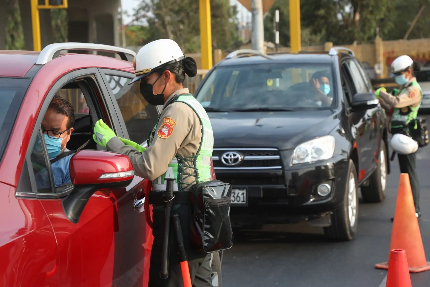 El ministro de Transportes y Comunicaciones, Eduardo González, participó en un operativo policial de control del uso de la licencia de conducir tanto física como electrónica. También recordó que el servicio de transporte interprovincial de pasajeros terrestre y aéreo se suspende del 1 al 3 de abril. Foto: MTC