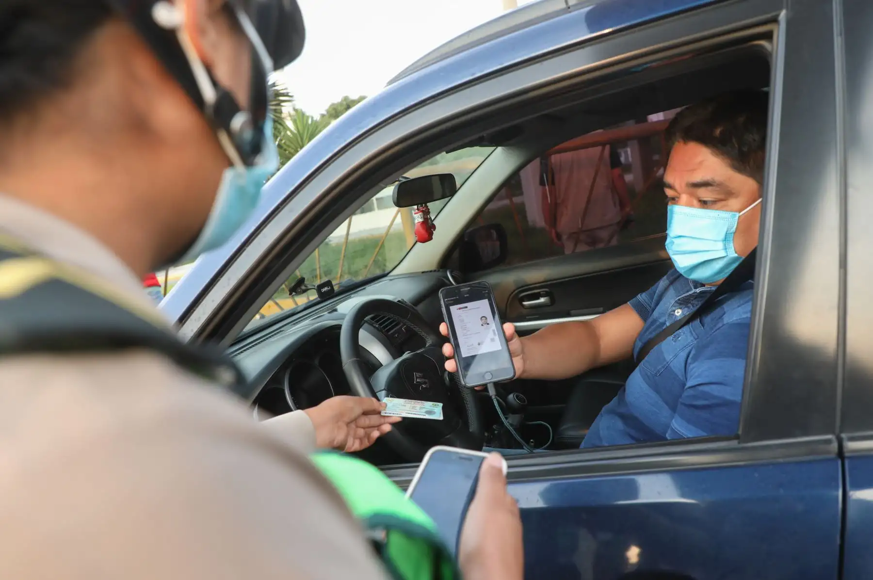 El ministro de Transportes y Comunicaciones, Eduardo González, participó en un operativo policial de control del uso de la licencia de conducir tanto física como electrónica. También recordó que el servicio de transporte interprovincial de pasajeros terrestre y aéreo se suspende del 1 al 3 de abril. Foto: MTC