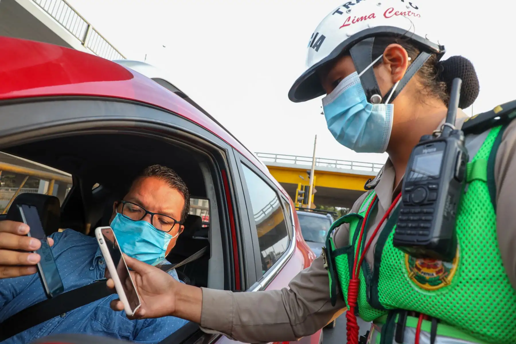 El ministro de Transportes y Comunicaciones, Eduardo González, participó en un operativo policial de control del uso de la licencia de conducir tanto física como electrónica. También recordó que el servicio de transporte interprovincial de pasajeros terrestre y aéreo se suspende del 1 al 3 de abril. Foto: MTC