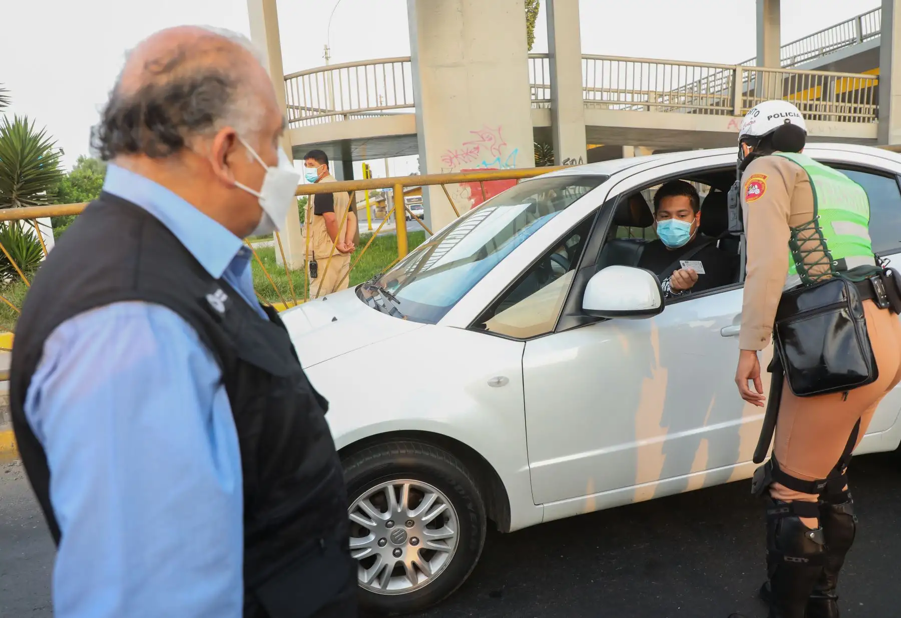 El ministro de Transportes y Comunicaciones, Eduardo González, participó en un operativo policial de control del uso de la licencia de conducir tanto física como electrónica. También recordó que el servicio de transporte interprovincial de pasajeros terrestre y aéreo se suspende del 1 al 3 de abril. Foto: MTC