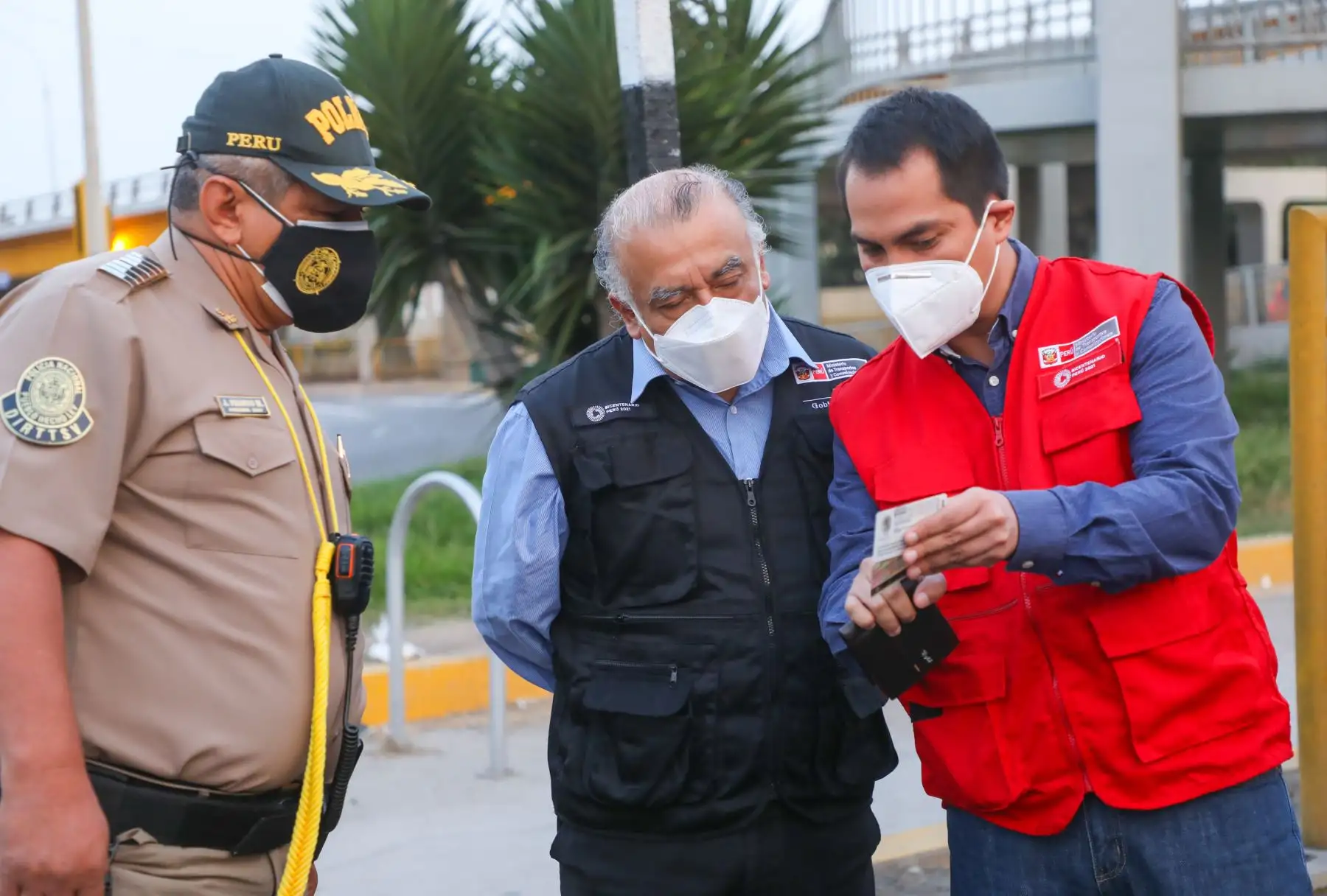 El ministro de Transportes y Comunicaciones, Eduardo González, participó en un operativo policial de control del uso de la licencia de conducir tanto física como electrónica. También recordó que el servicio de transporte interprovincial de pasajeros terrestre y aéreo se suspende del 1 al 3 de abril. Foto: MTC