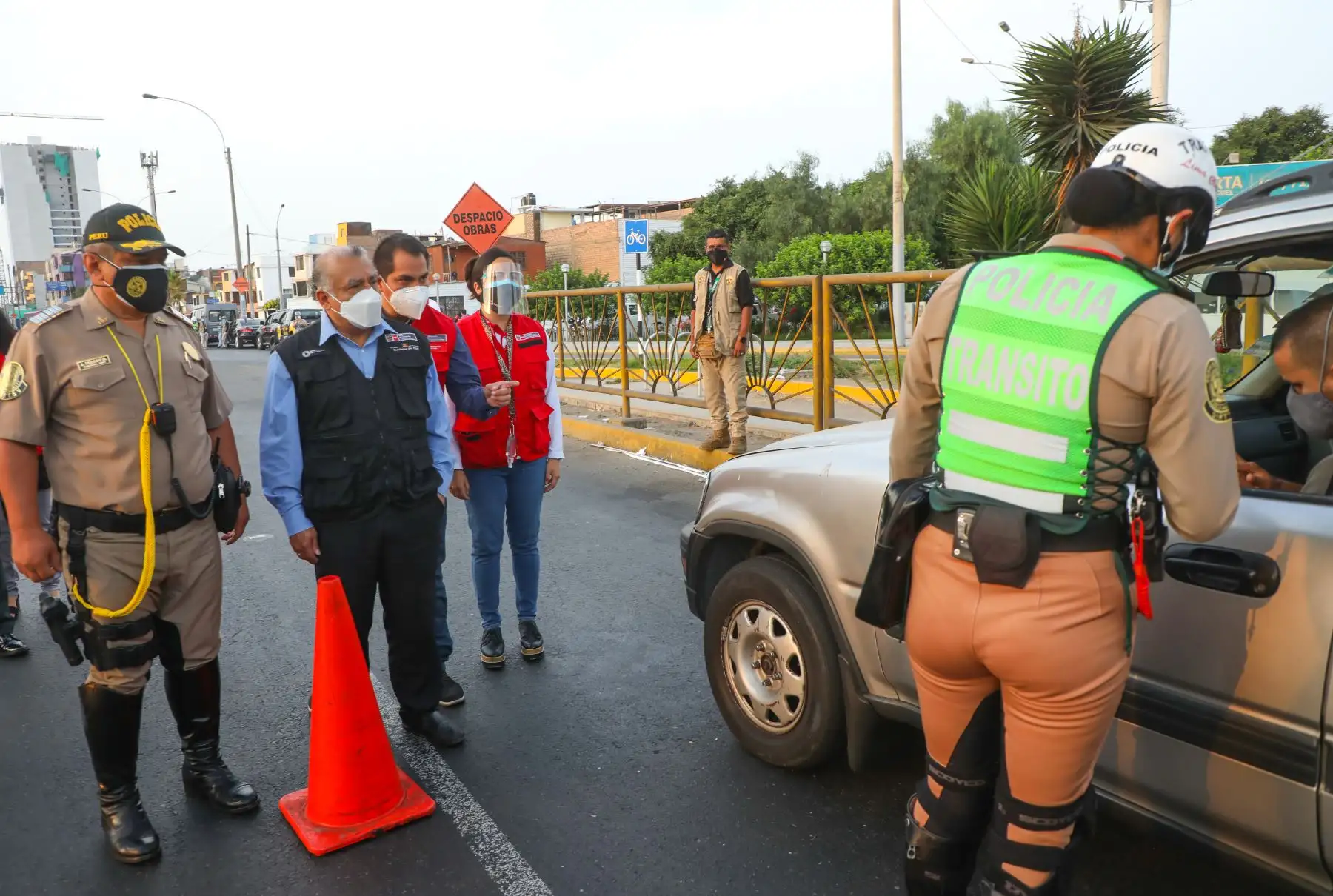 El ministro de Transportes y Comunicaciones, Eduardo González, participó en un operativo policial de control del uso de la licencia de conducir tanto física como electrónica. También recordó que el servicio de transporte interprovincial de pasajeros terrestre y aéreo se suspende del 1 al 3 de abril. Foto: MTC