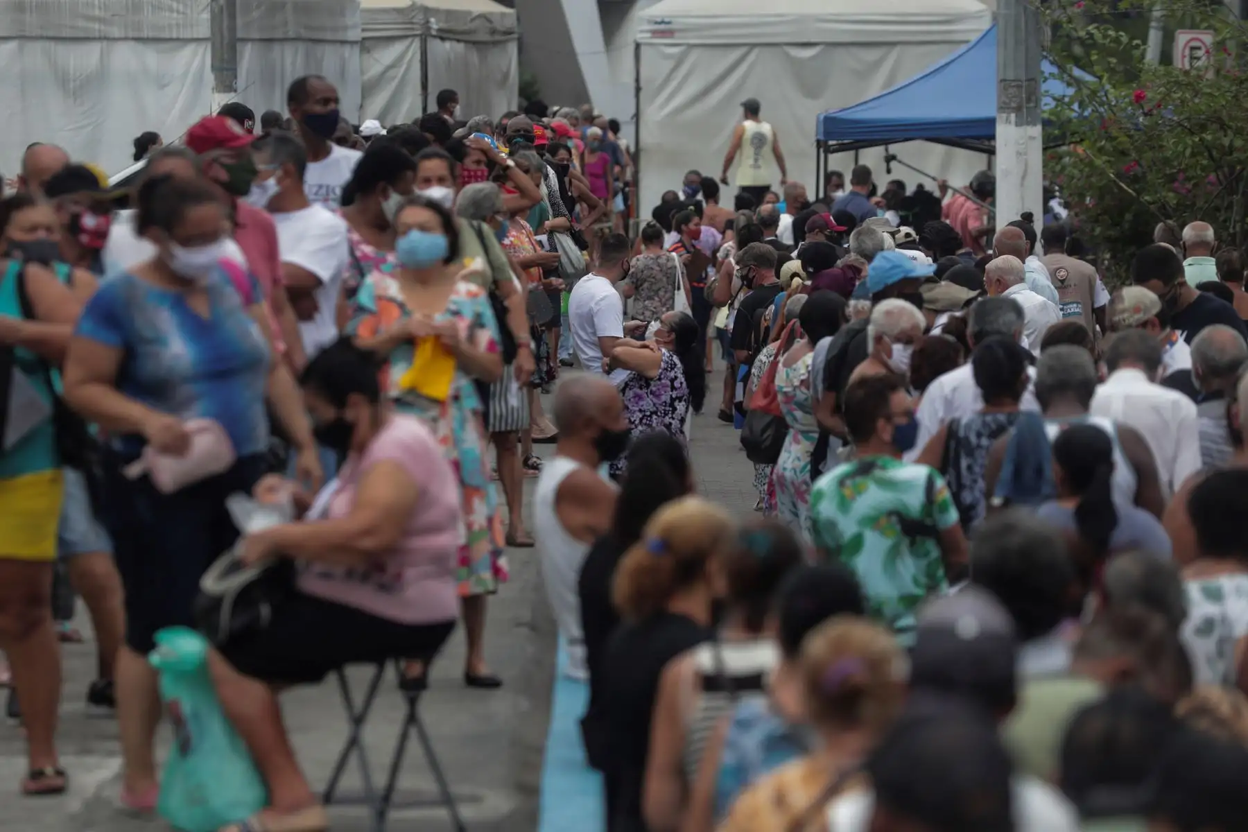 Grupos de personas hacen fila para recibir la vacuna contra la Covid-19 hoy, en la ciudad de Duque de Caxias, Brasil. Foto: EFE