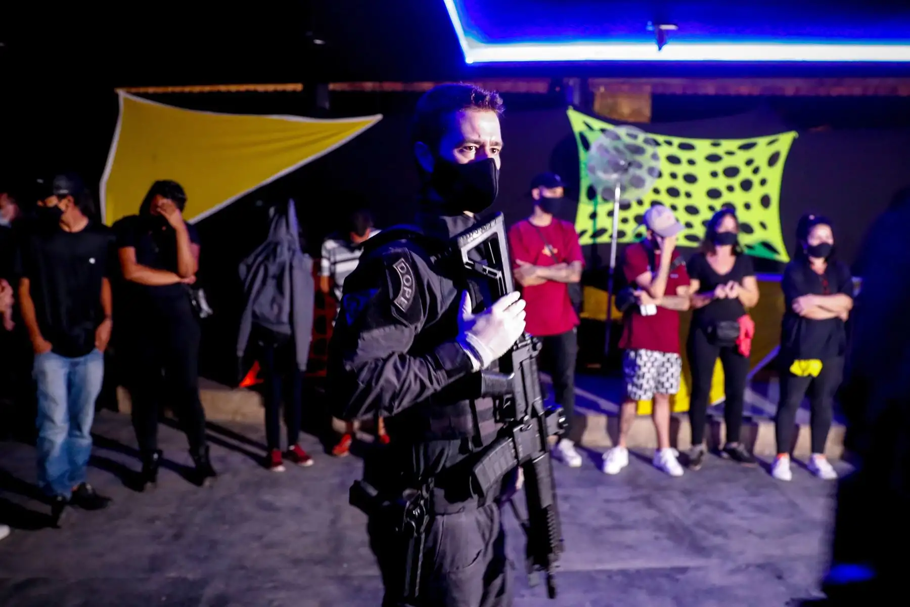 Vista de unas personas al interior del Divino Bar, el 26 de marzo de 2021, en la zona sur de Sao Paulo, Brasil. Foto: EFE