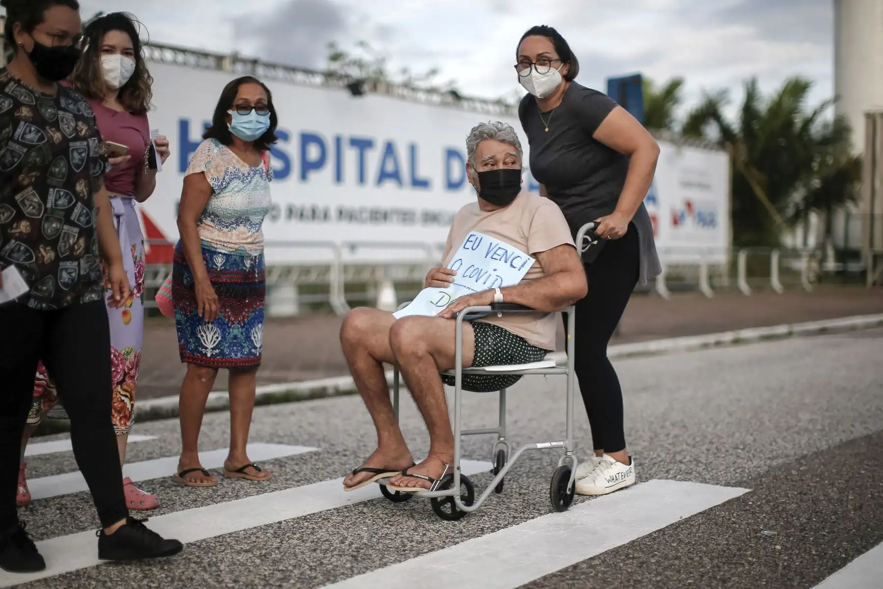 Los feligreses rezan por la salud de los pacientes, frente al Hospital de Campaña de Belem, abierto exclusivamente para pacientes covid-19. Foto: AFP