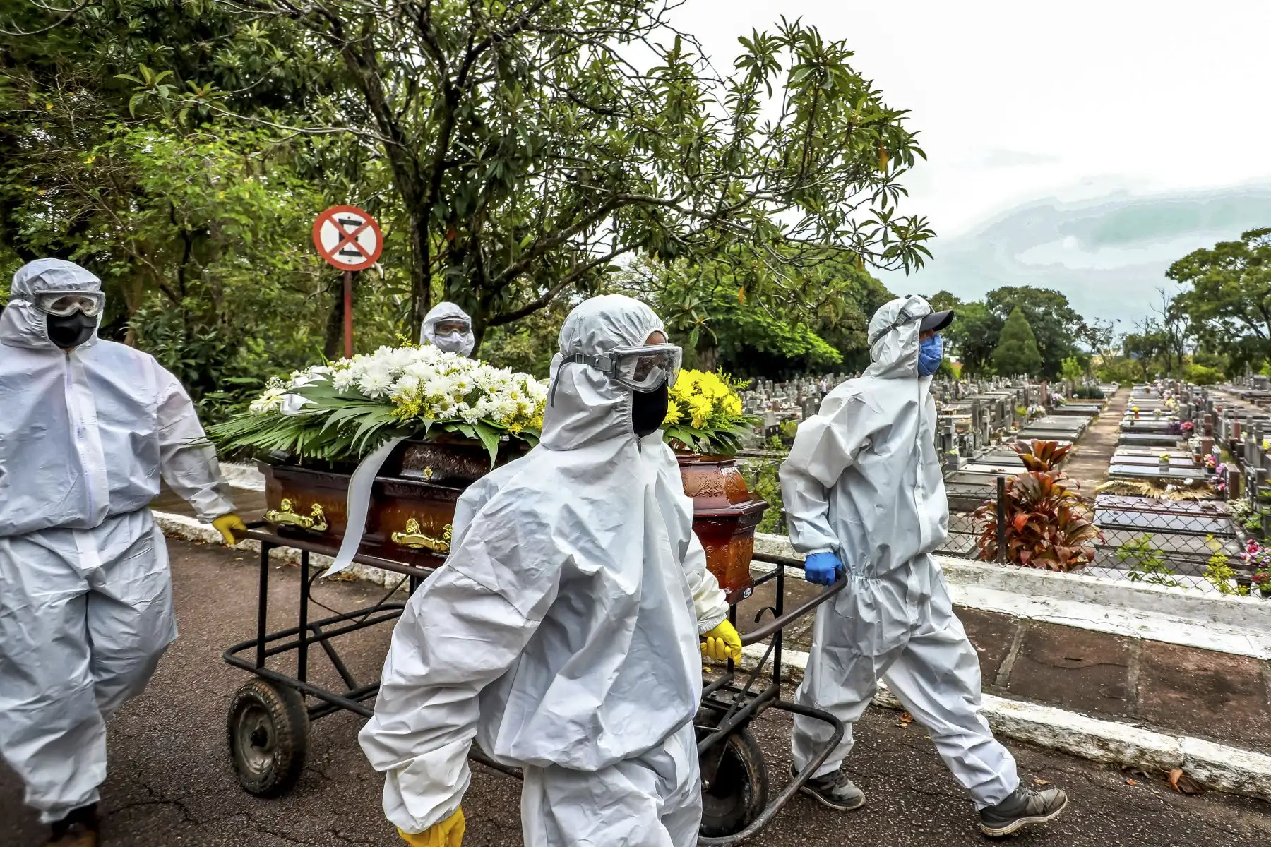 Los trabajadores del cementerio llevan un ataúd durante el entierro de una víctima del covid-19 en el camposanto municipal de Sao Joao, en Porto Alegre, Brasil, el 26 de marzo de 2021. Foto: AFP