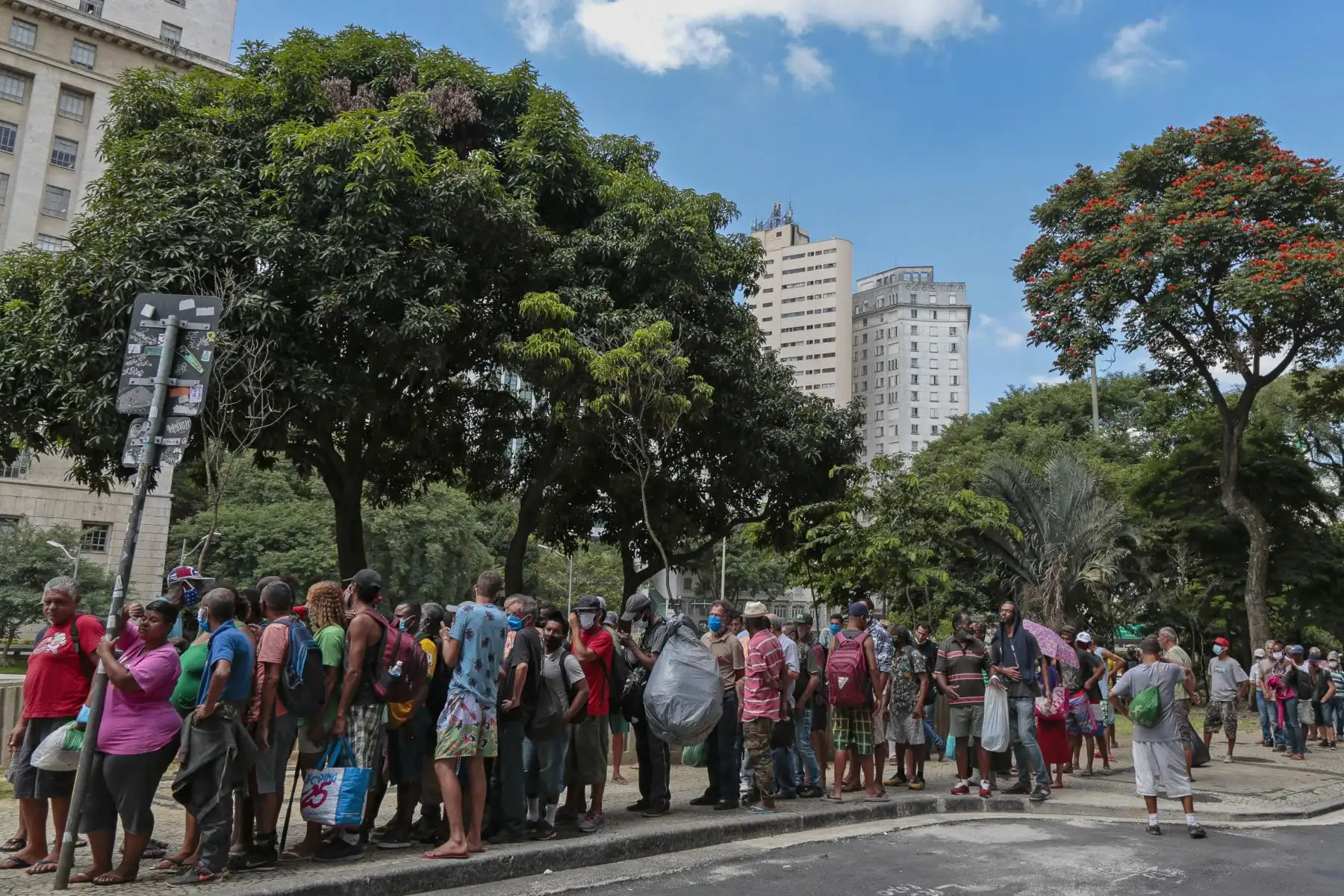 Personas sin hogar hacen cola para recibir el almuerzo en el centro de Sao Paulo, Brasil, el 23 de marzo de 2021. Foto: AFP