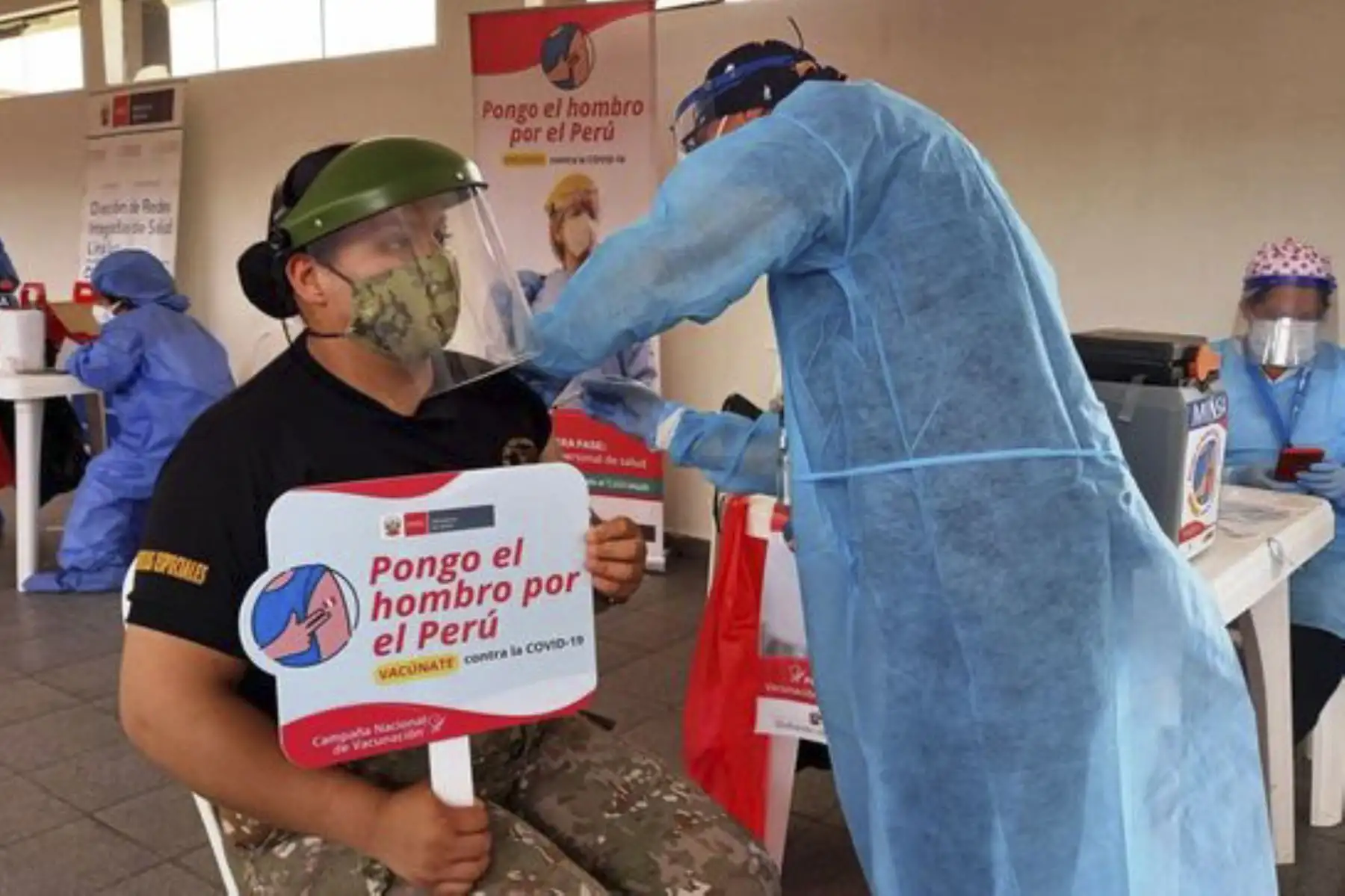 Cerca de 3000 miembros del Ejército del Perú son protegidos con la segunda dosis de la vacuna contra la covid-19. Las brigadas de la Dirección de Redes Integradas de Salud (Diris) realizaron la evaluación clínica a nuestros aliados antes de ser inmunizados. Foto: Minsa
