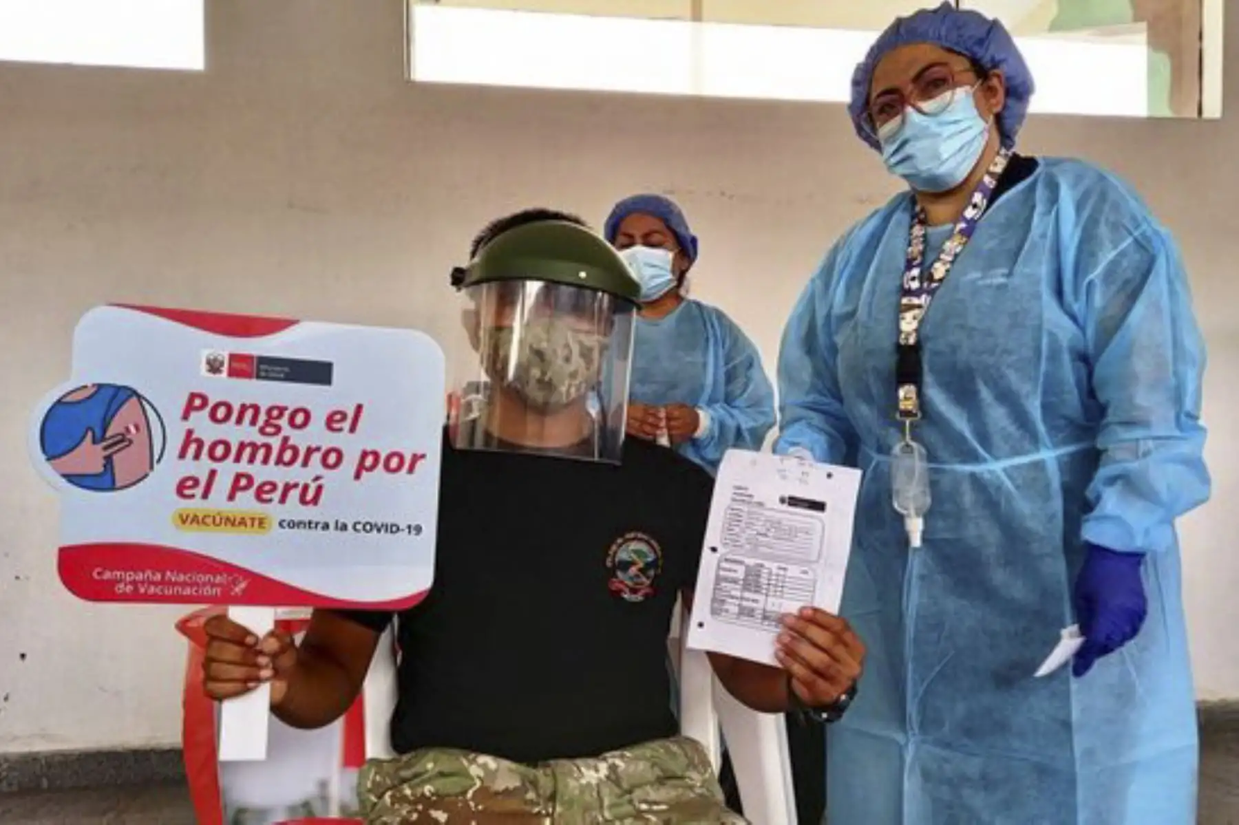 Cerca de 3000 miembros del Ejército del Perú son protegidos con la segunda dosis de la vacuna contra la covid-19. Las brigadas de la Dirección de Redes Integradas de Salud (Diris) realizaron la evaluación clínica a nuestros aliados antes de ser inmunizados. Foto: Minsa