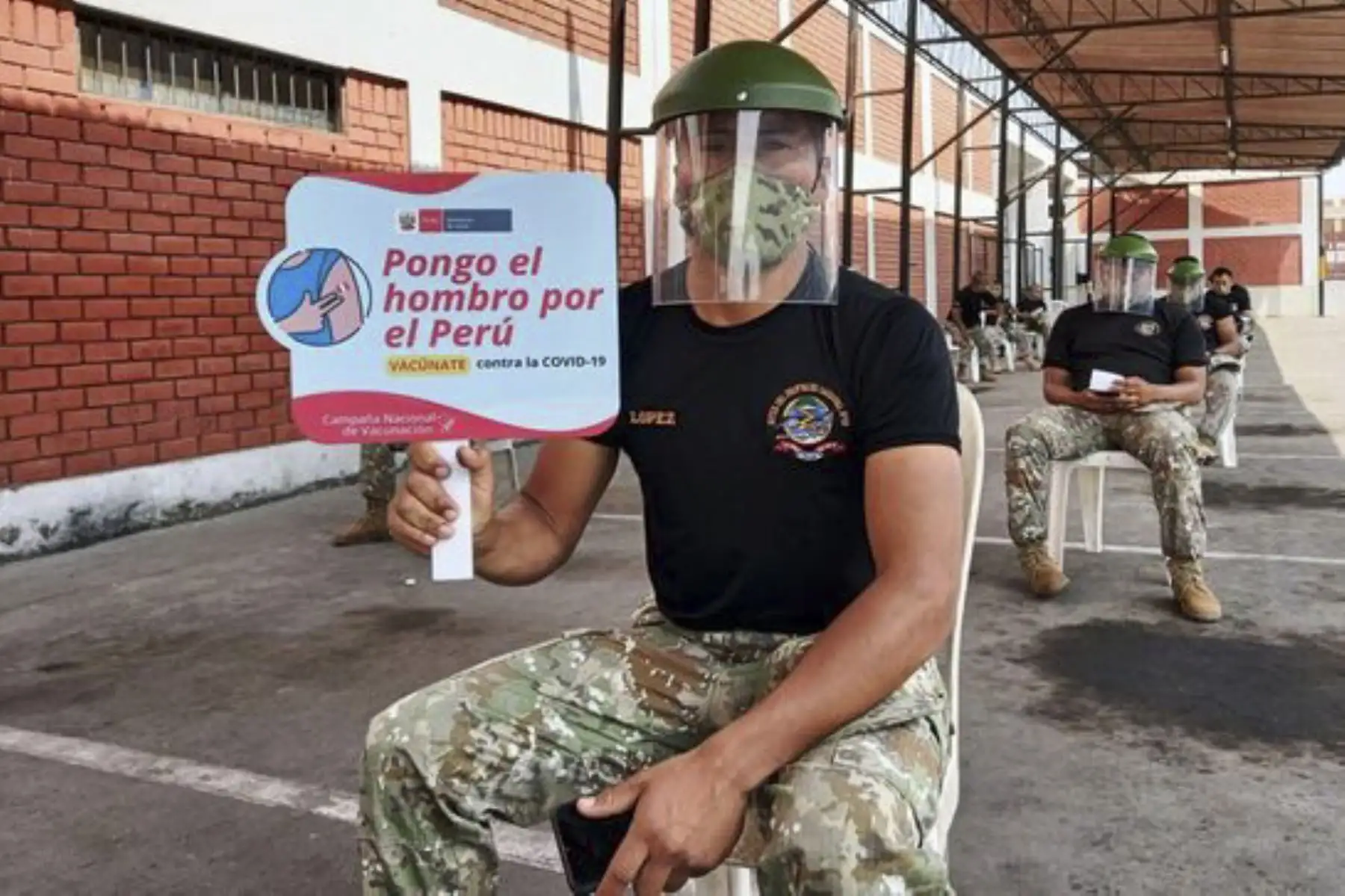 Cerca de 3000 miembros del Ejército del Perú son protegidos con la segunda dosis de la vacuna contra la covid-19. Las brigadas de la Dirección de Redes Integradas de Salud (Diris) realizaron la evaluación clínica a nuestros aliados antes de ser inmunizados. Foto: Minsa