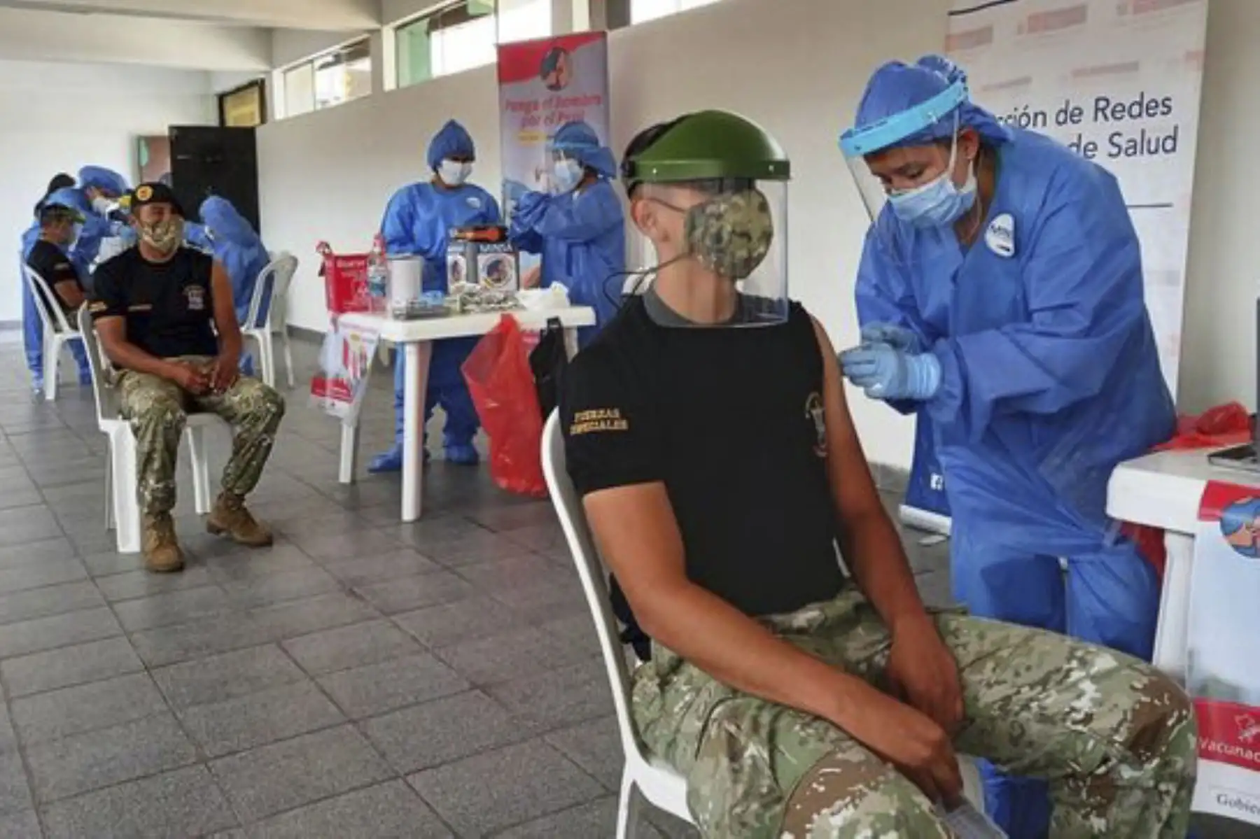 Cerca de 3000 miembros del Ejército del Perú son protegidos con la segunda dosis de la vacuna contra la covid-19. Las brigadas de la Dirección de Redes Integradas de Salud (Diris) realizaron la evaluación clínica a nuestros aliados antes de ser inmunizados. Foto: Minsa