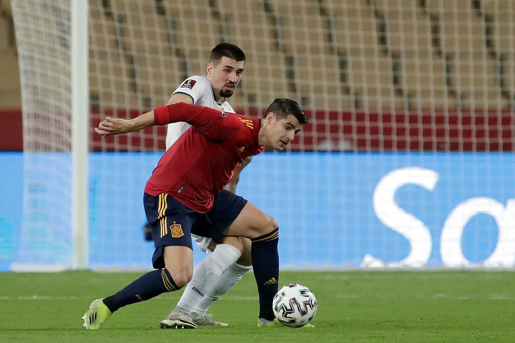 El delantero de la selección española Álvaro Morata pelea un balón con el defensa de Kosovo Ibrahim Dresevic durante el partido de clasificación para el Mundial Catar 2022. Foto: EFE