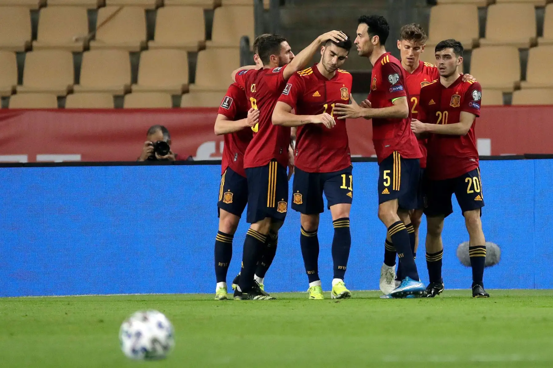 El centrocampista de España Ferrán Torres celebra el segundo gol del equipo en el partido ante Kosovo de clasificación para el Mundial Catar 2022. Foto: EFE