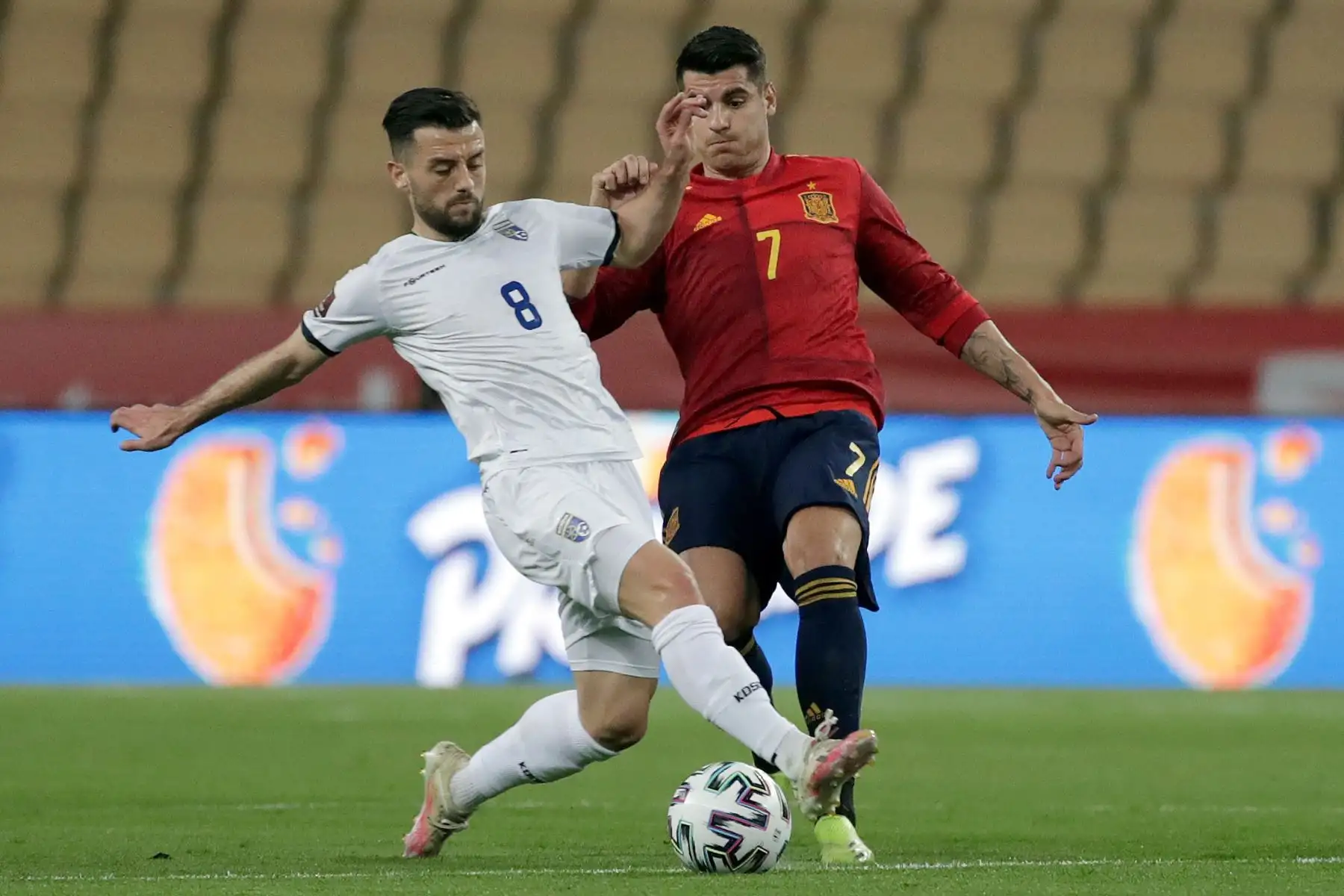 El delantero de la selección española Álvaro Morata pelea un balón con el centrocampista de Kosovo Besar Halimi durante el partido de clasificación para el Mundial Catar 2022. Foto: EFE