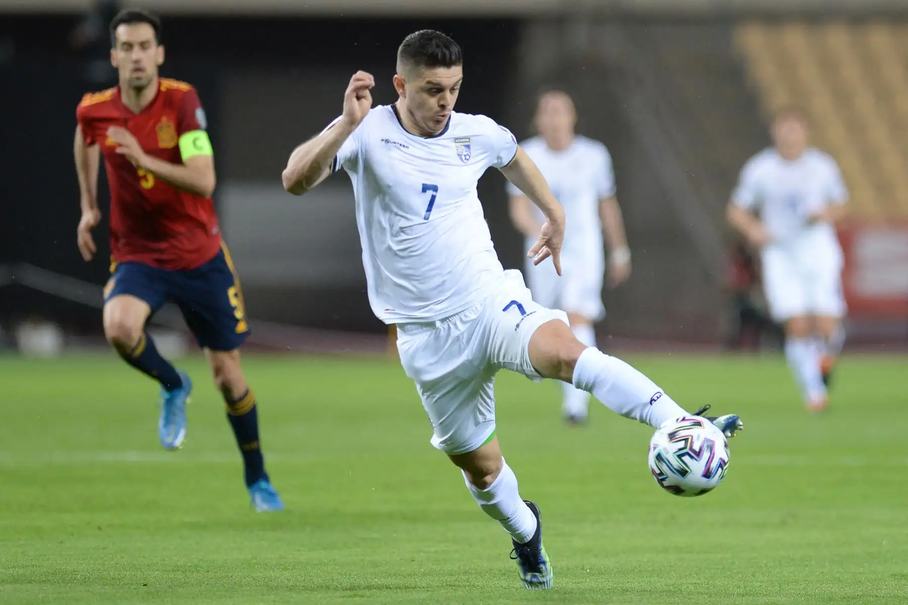 El delantero de Kosovo Milot Rashica controla el balón durante el partido de clasificación para la Copa Mundial de la FIFA Qatar 2022. Foto: AFP