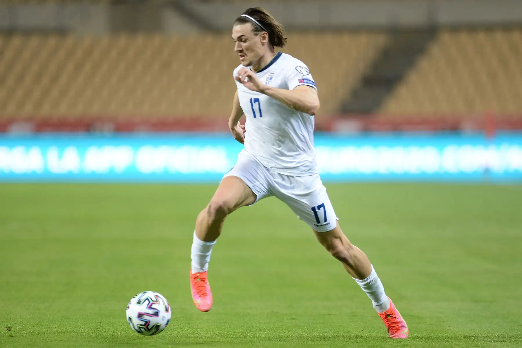 El defensor de Kosovo Benjamin Kololli controla el balón durante el partido de fútbol de clasificación para la Copa Mundial de la FIFA Qatar 2022. Foto: AFP