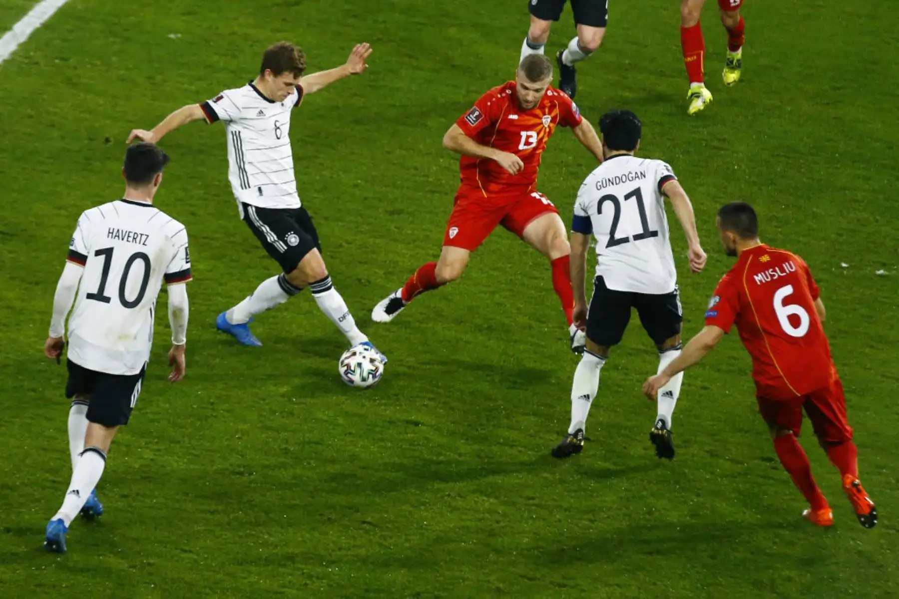 El centrocampista alemán Joshua Kimmich juega el balón durante el partido de fútbol de clasificación de la Copa Mundial de la FIFA Qatar 2022 Alemania contra Macedonia del Norte en Duisburg, Alemania occidental

Foto: AFP