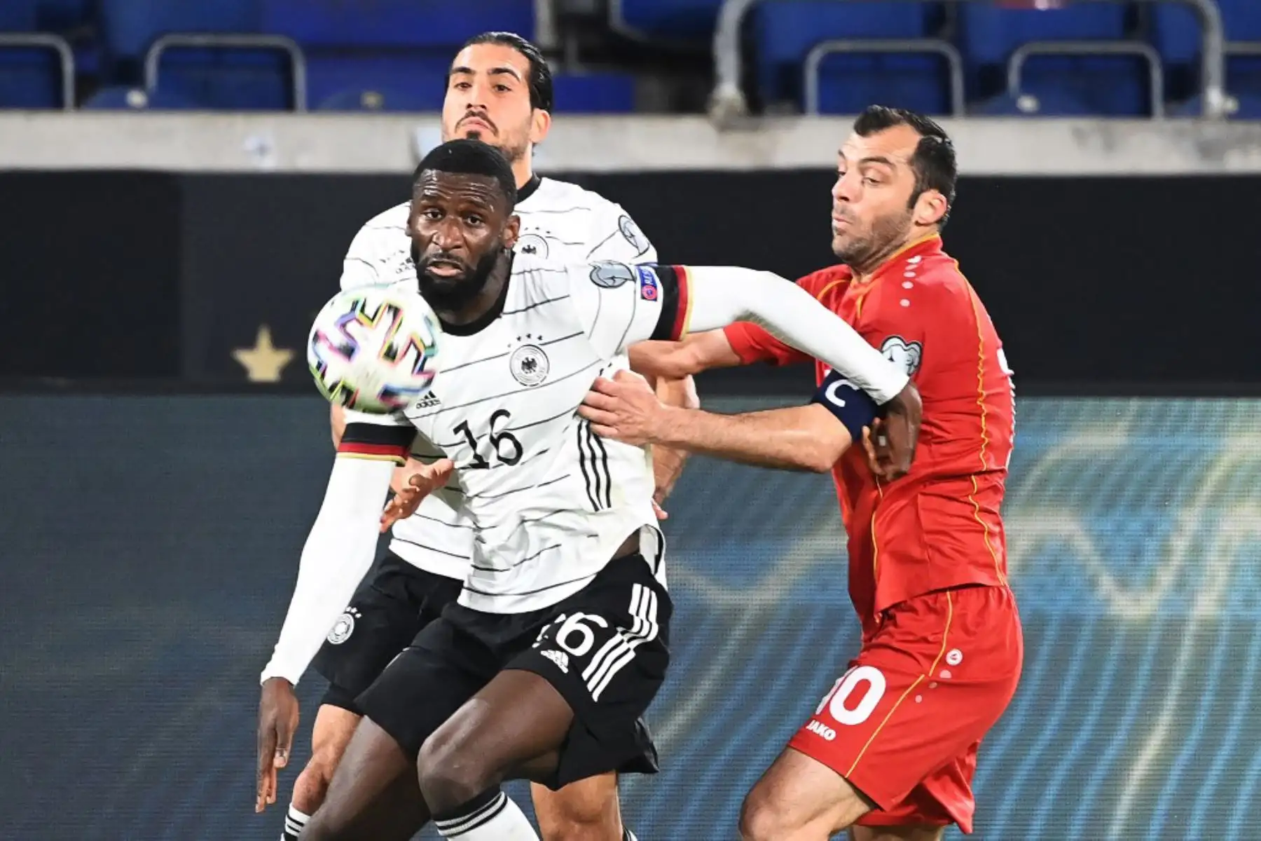El defensor de Alemania Antonio Ruediger (C) y el avance de Macedonia del Norte Goran Pandev (R) compiten por el balón delante del centrocampista alemán Emre Can (L) durante la Copa Mundial de la FIFA Qatar 2022 partido de fútbol de calificación Alemania v Macedonia del Norte en Duisburg, Alemania occidental.

Foto: AFP