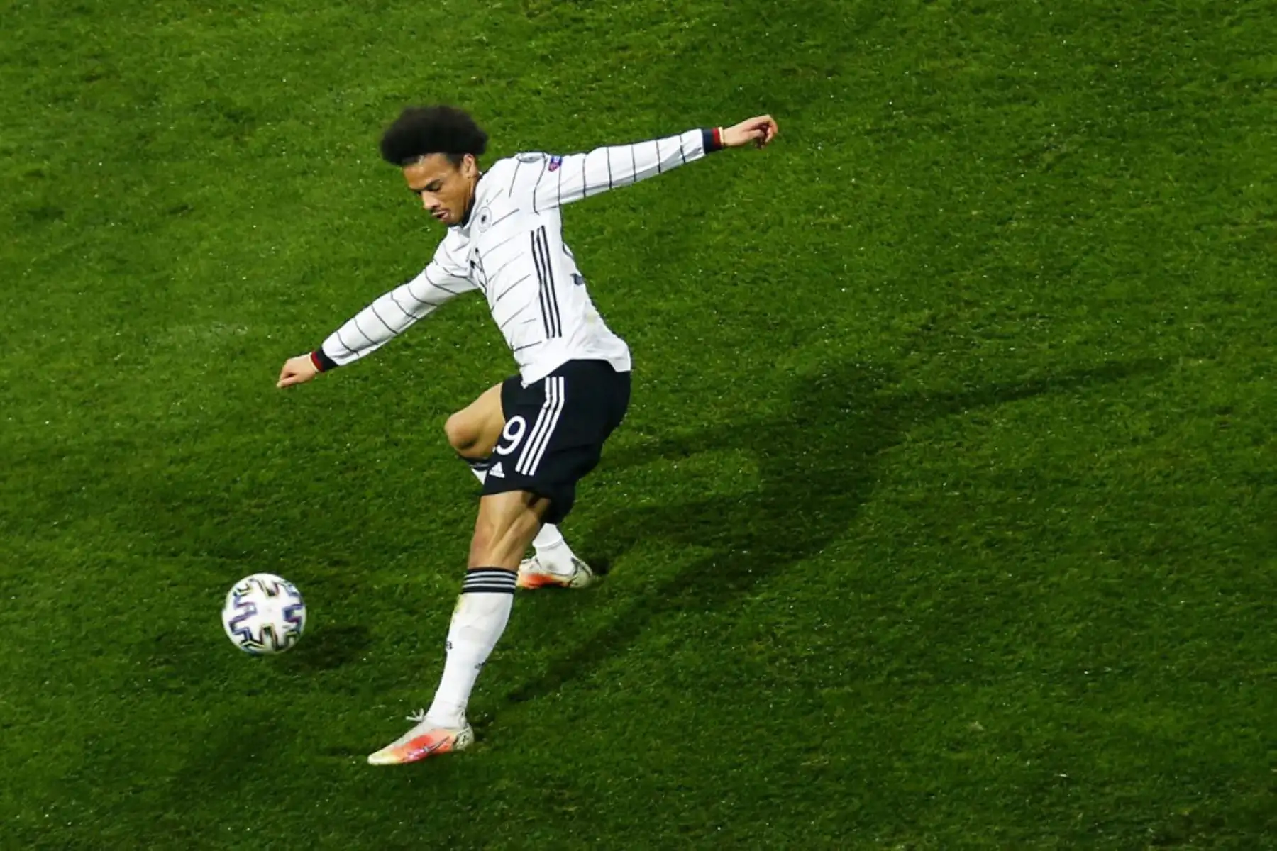 El centrocampista alemán Leroy Sane controla el balón durante el partido de fútbol de clasificación para la Copa Mundial de la FIFA Qatar 2022 Alemania contra Macedonia del Norte en Duisburg, Alemania occidental.

Foto: AFP