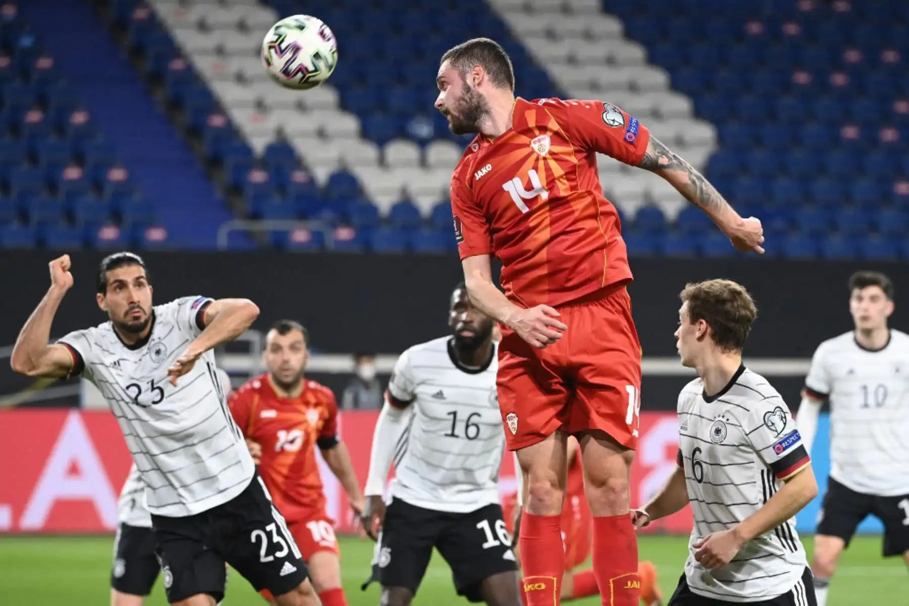 El defensor de Macedonia del Norte Darko Velkovski (C) cabecea el balón junto al mediocampista alemán Emre Can (L) y el centrocampista alemán Joshua Kimmich (R) durante el partido de clasificación de la Copa Mundial de la FIFA Qatar 2022 Alemania v Macedonia del Norte en Duisburg, Alemania occidental.

Foto: AFP