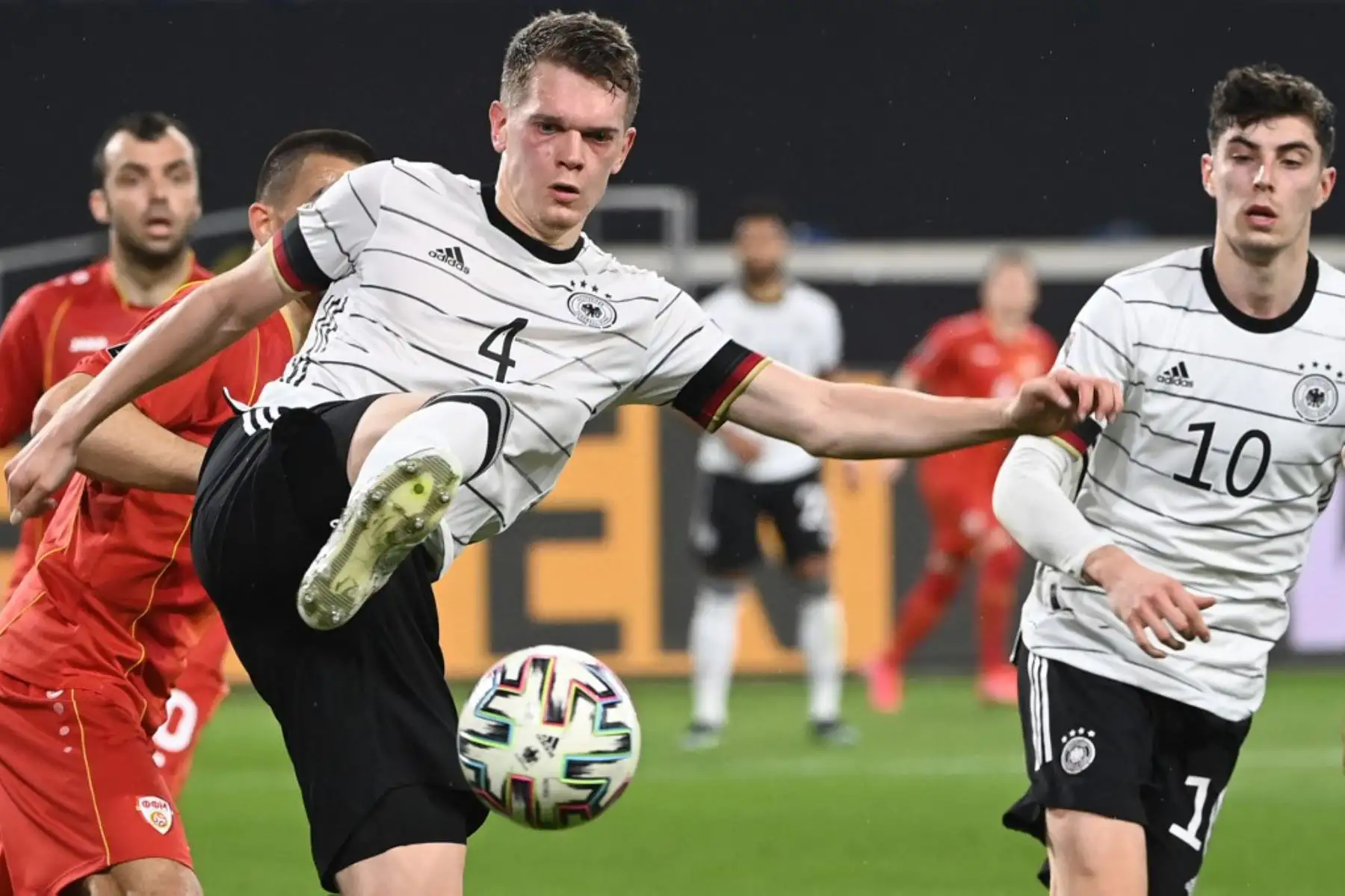 El defensor alemán Matthias Ginter patea el balón durante el partido de fútbol de clasificación de la Copa Mundial de la FIFA Qatar 2022 Alemania contra Macedonia del Norte en Duisburg, Alemania occidental.

Foto: AFP
