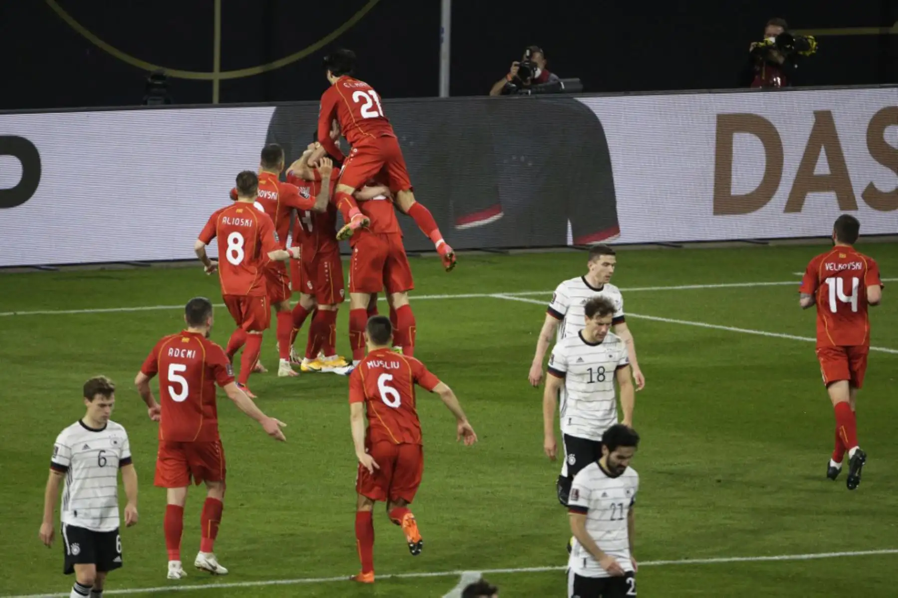 El delantero de Macedonia del Norte Goran Pandev (oculto) celebra el gol de apertura con sus compañeros de equipo durante el partido de fútbol de clasificación de la Copa Mundial de la FIFA Qatar 2022 Alemania contra Macedonia del Norte en Duisburg, Alemania occidental.

Foto: AFP