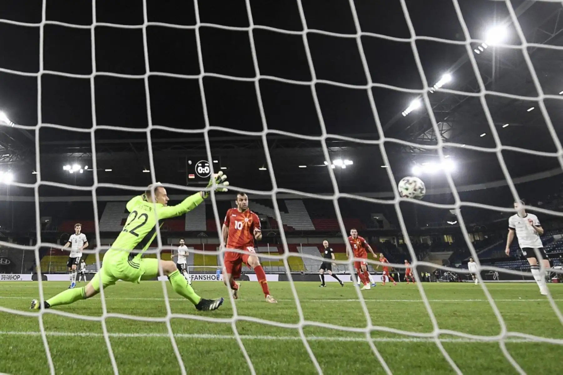 El delantero de Macedonia del Norte, Goran Pandev, marca el primer gol con un toque en el pasado del portero alemán Marc-Andre Ter Stegen durante el partido de fútbol de clasificación de la Copa Mundial de la FIFA Qatar 2022 Alemania contra Macedonia del Norte en Duisburg, Alemania occidental.

Foto: AFP