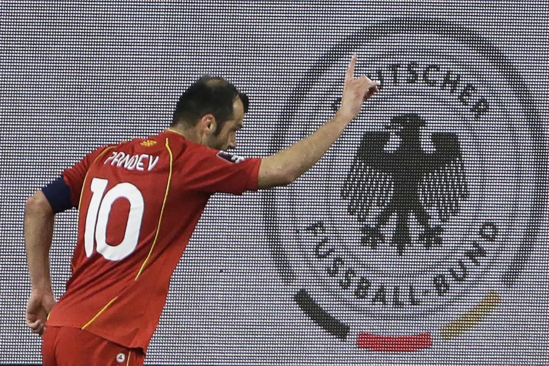 El delantero de Macedonia del Norte Goran Pandev celebra el gol de apertura durante el partido de fútbol de clasificación para la Copa Mundial de la FIFA Qatar 2022 Alemania contra Macedonia del Norte en Duisburg, Alemania occidental.

Foto: AFP
