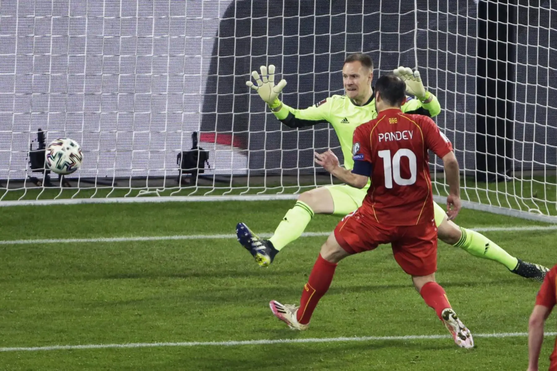 El delantero de Macedonia del Norte, Goran Pandev, marca el primer gol con un toque en el pasado del portero alemán Marc-Andre Ter Stegen durante el partido de fútbol de clasificación para la Copa Mundial de la FIFA Qatar 2022 Alemania contra Macedonia del Norte en Duisburg, Alemania occidental.

Foto: AFP