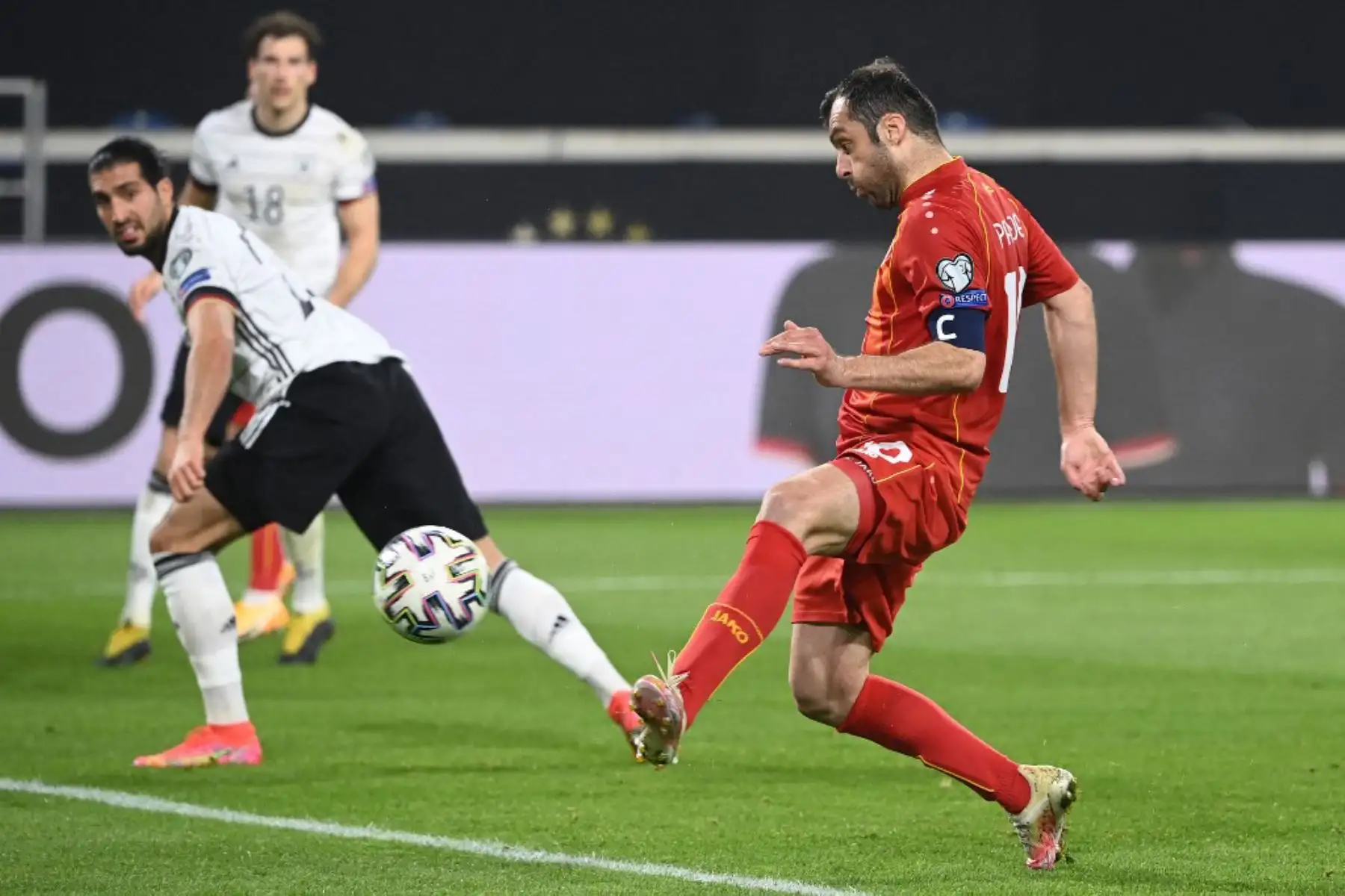 El delantero de Macedonia del Norte Goran Pandev marca el gol de apertura con un toque durante el partido de fútbol de clasificación de la Copa Mundial de la FIFA Qatar 2022 entre Alemania y Macedonia del Norte en Duisburg, Alemania occidental.

Foto: AFP