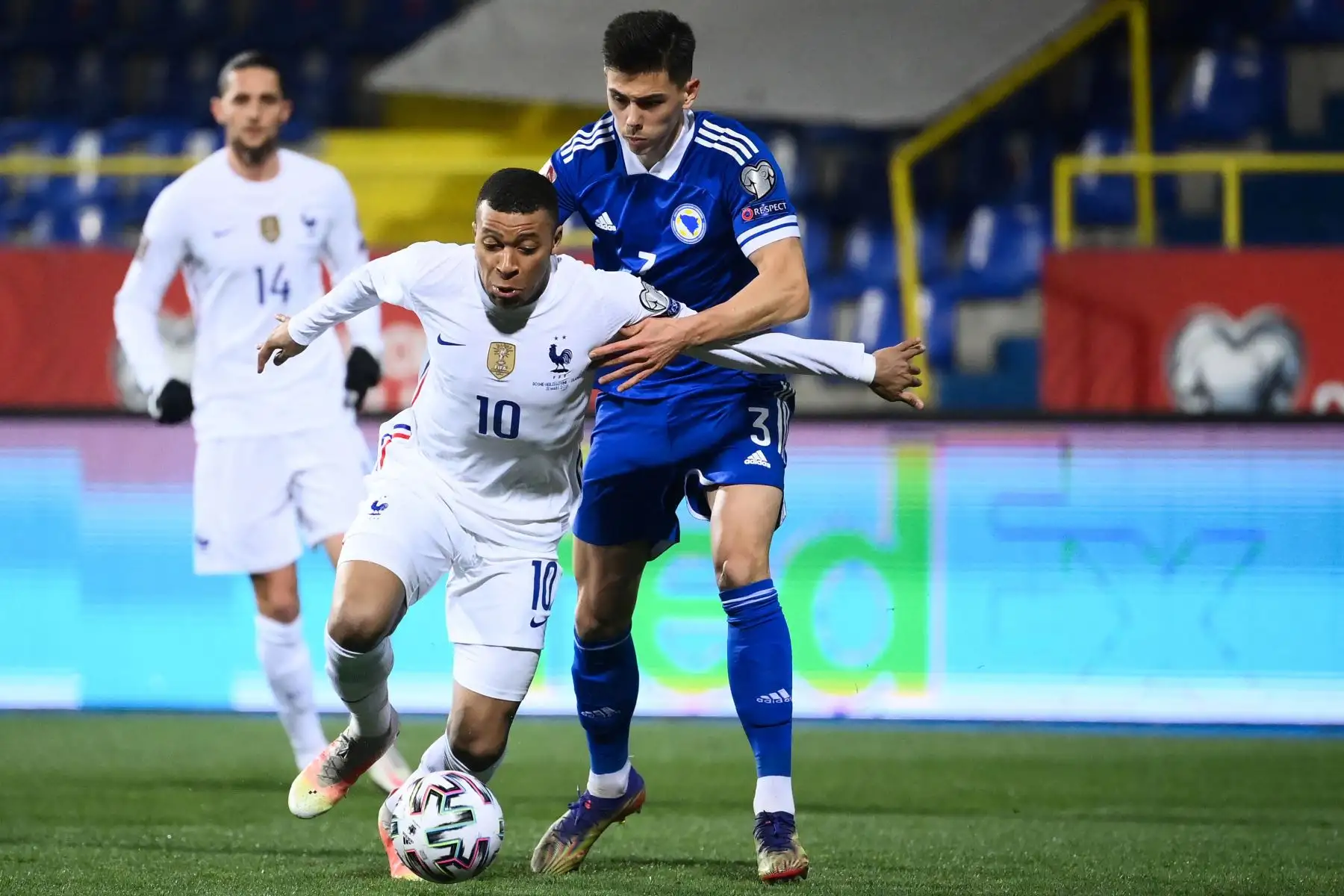 El delantero francés Kylian Mbappe lucha por el balón con el defensor de Bosnia-Herzegovina Dennis Hadzikadunic durante el partido de clasificación del Grupo D para la Copa Mundial de la FIFA Qatar 2022. Foto: AFP