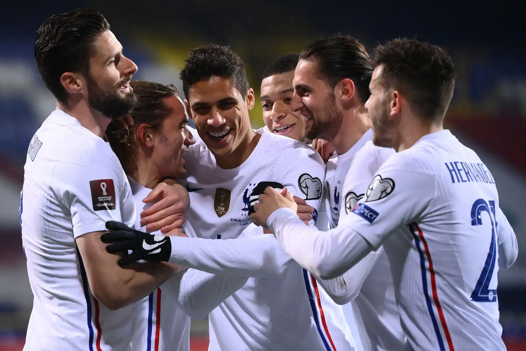 El delantero francés Antoine Griezmann celebra con sus compañeros de equipo después de marcar un gol durante el partido de fútbol del Grupo D de clasificación para la Copa Mundial de la FIFA Qatar 2022. Foto: AFP