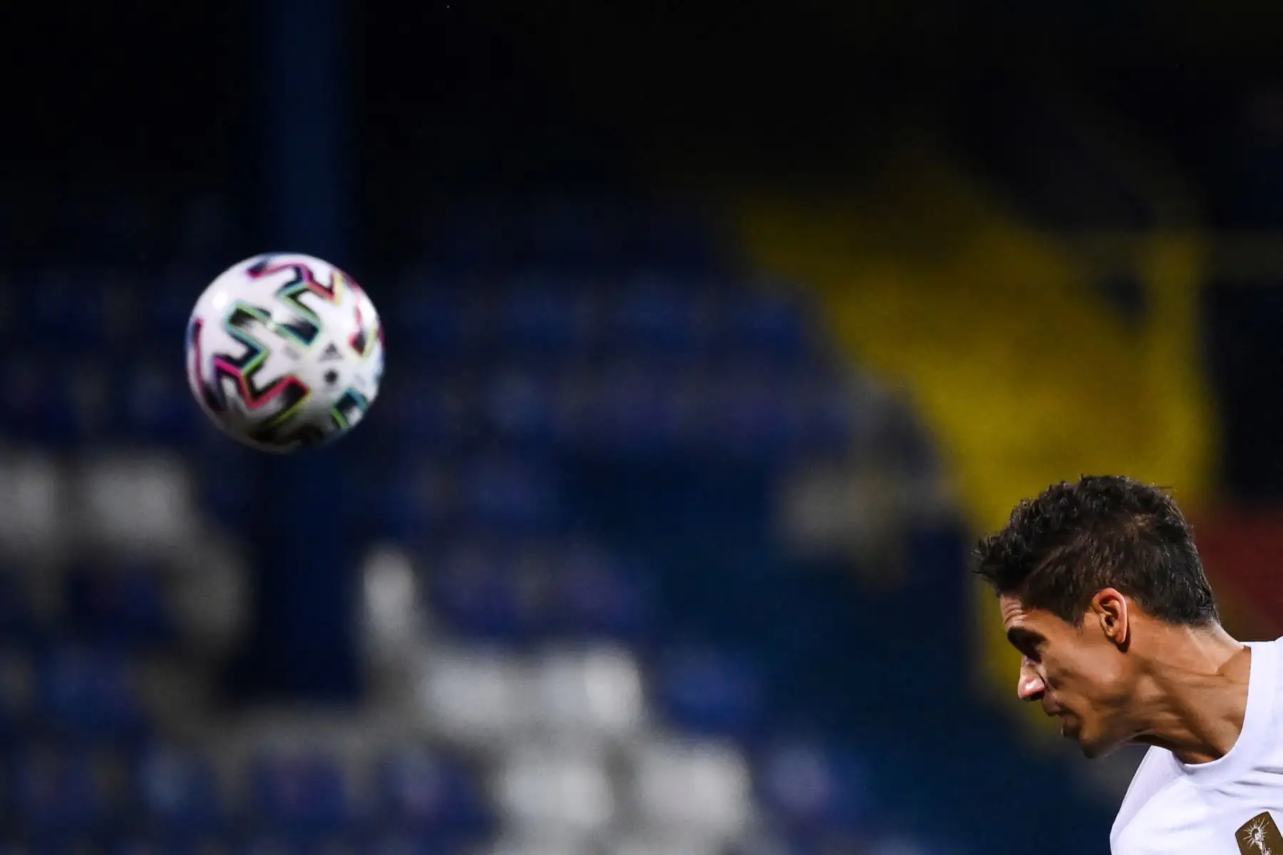 El defensor francés Raphael Varane cabecea el balón durante el partido de clasificación del Grupo D para la Copa Mundial de la FIFA Qatar 2022. Foto: AFP