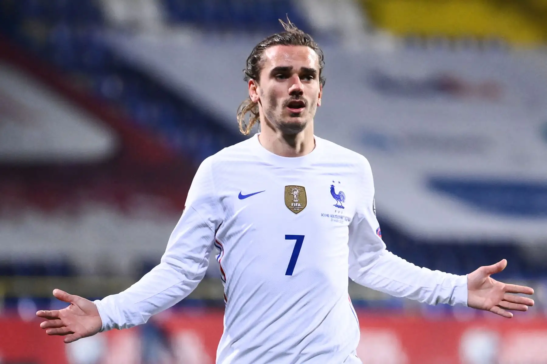 El delantero francés Antoine Griezmann celebra tras marcar un gol durante el partido de clasificación del Grupo D para la Copa Mundial de la FIFA Qatar 2022. Foto: AFP