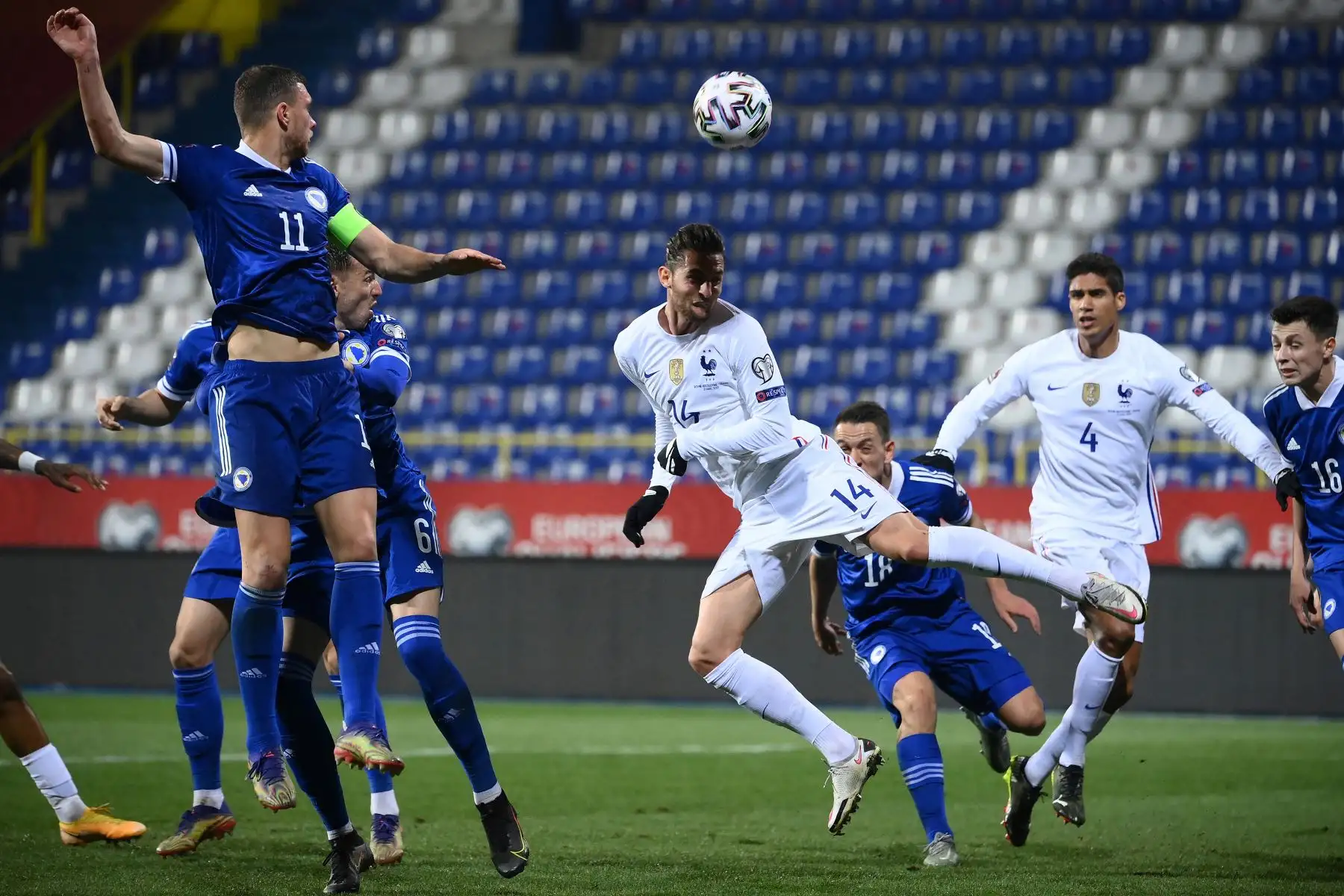 El centrocampista francés Adrien Rabiot cabecea el balón durante el partido de fútbol del Grupo D de clasificación para la Copa Mundial de la FIFA Qatar 2022. Foto: AFP