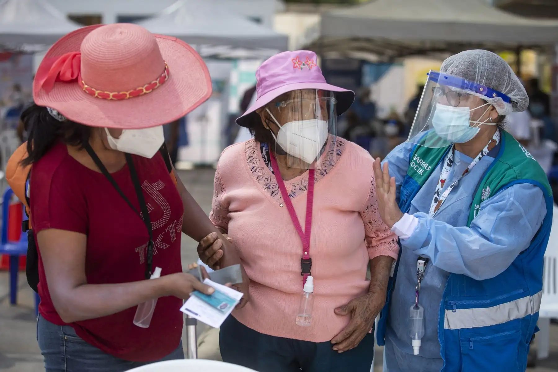 La Municipalidad de Lima brinda apoyo en la vacunación de adultos mayores contra el covid-19. Foto: MML